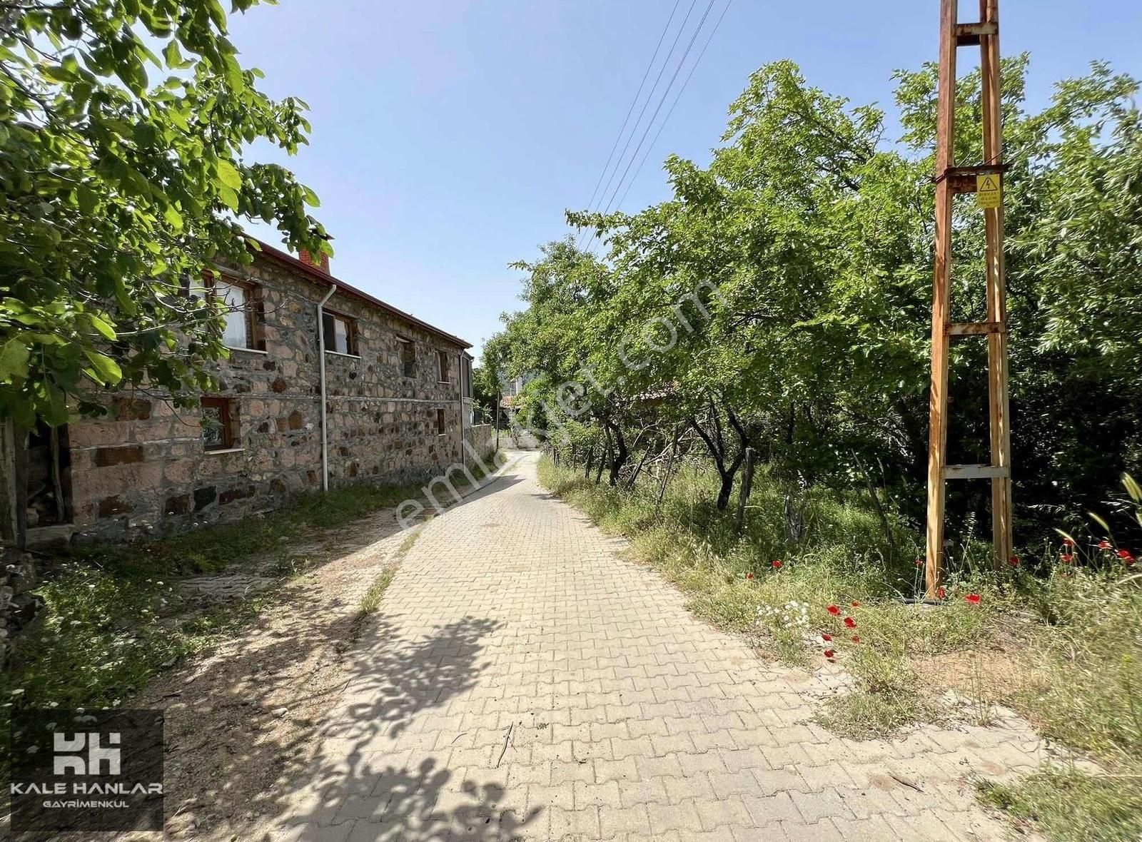 Kale Hanlar'dan Kirazlı'da 2827 M2 Satılık Köy İçi İmarlı Arsa