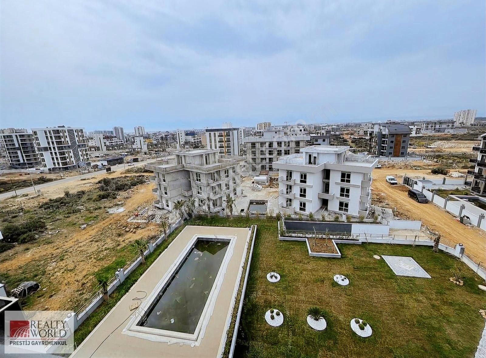 Altıntaş'da Ebeveynli Kapalı Otoparklı 2+1 Satılık Daire