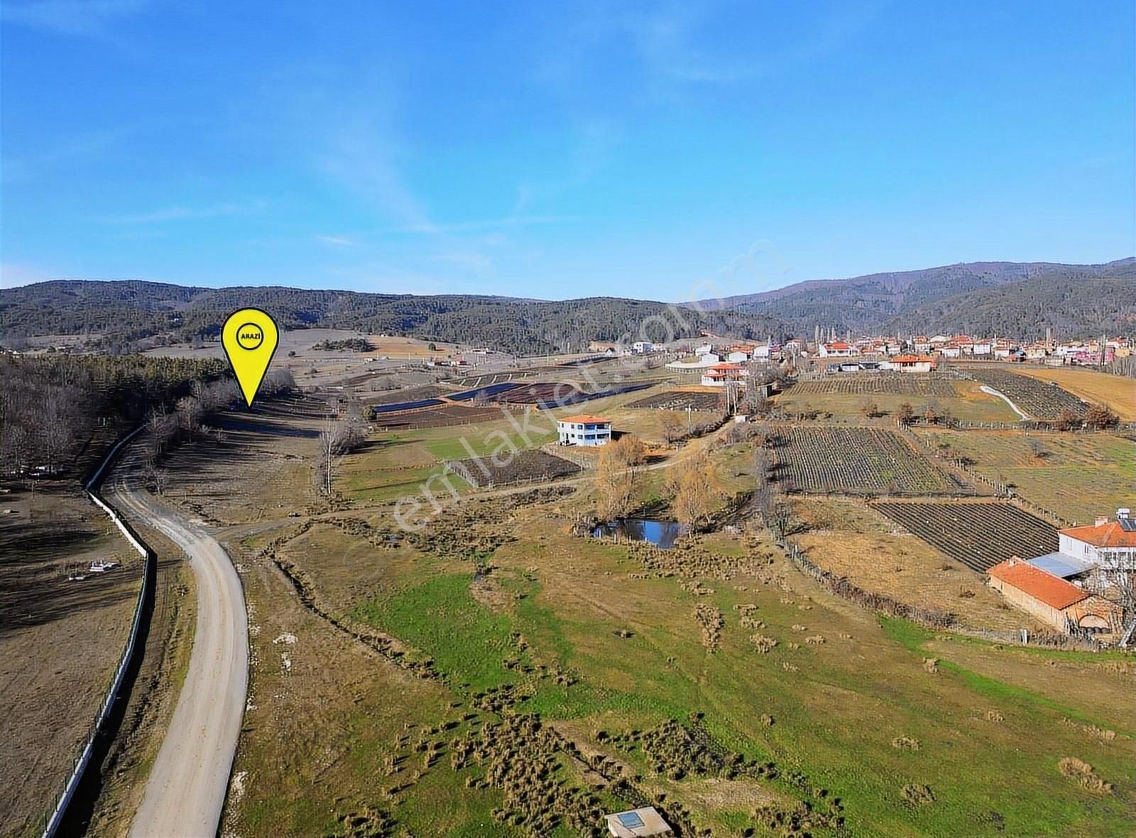 Köyün Yanıbaşında Yol Kenarı 2522m² Bungalov Luk Arazi
