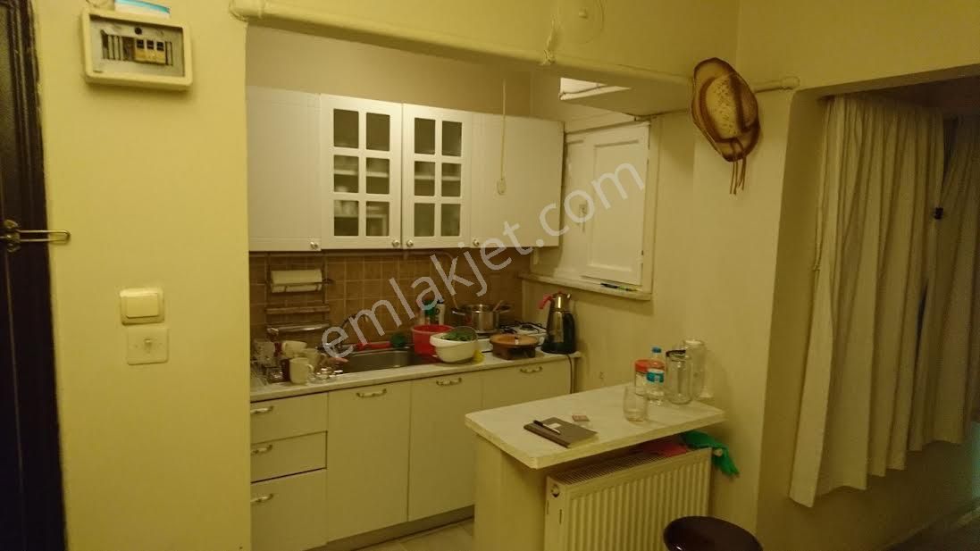 Sahibinden Mobilyalı Beşiktaş Çarşı’da Restorasyonlu Temiz, Bahçekatı Daire Boş Kiralık