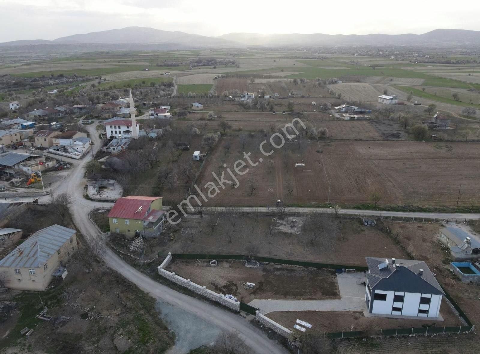 Elazığ Emlak'tan Beşik Köyü Satılık Bahçe Evi