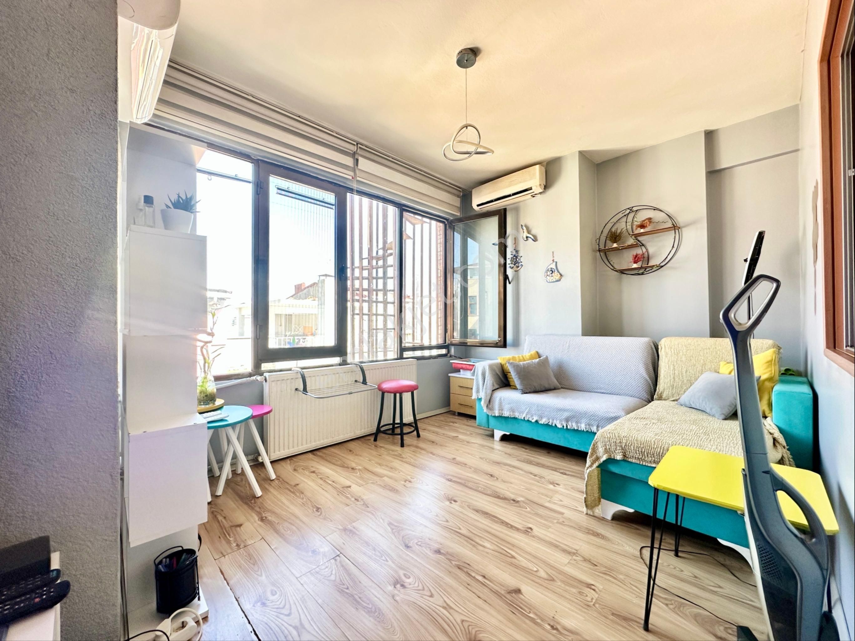 Kadıköy Altıyol'da Özel Tasarım 4. Kat Eşyalı 1+1 Kombili Kirâlık Daire Fırsatı