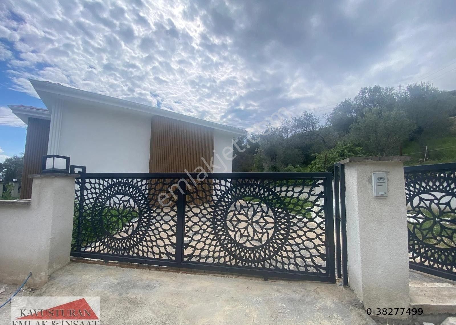 Kavuşturan Emlak'tan Güre De Satılık Geniş Baheçli Villa