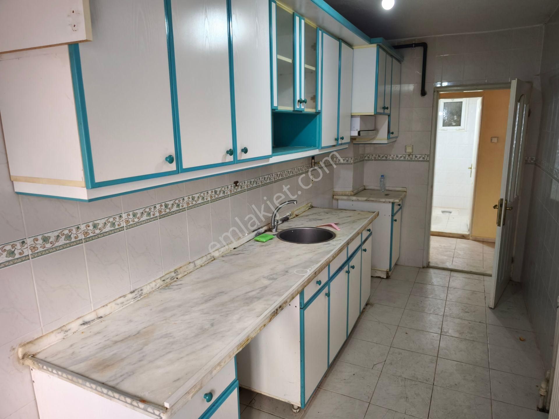 Menderes Kasımpaşa Mahallesi Merkezi Konumda Kiralık 3+1 Daire