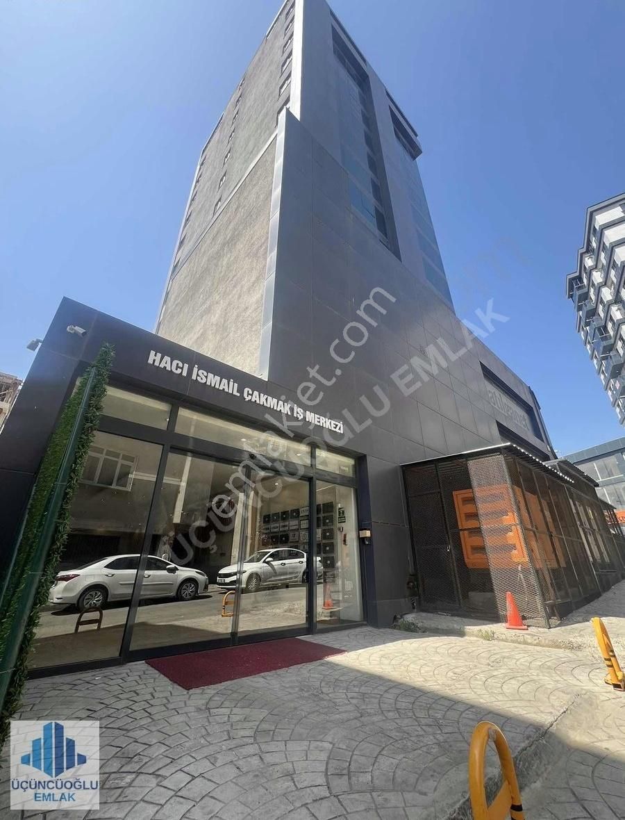 Tuzla Plazada Çift Cepheli Kiralık Ofis