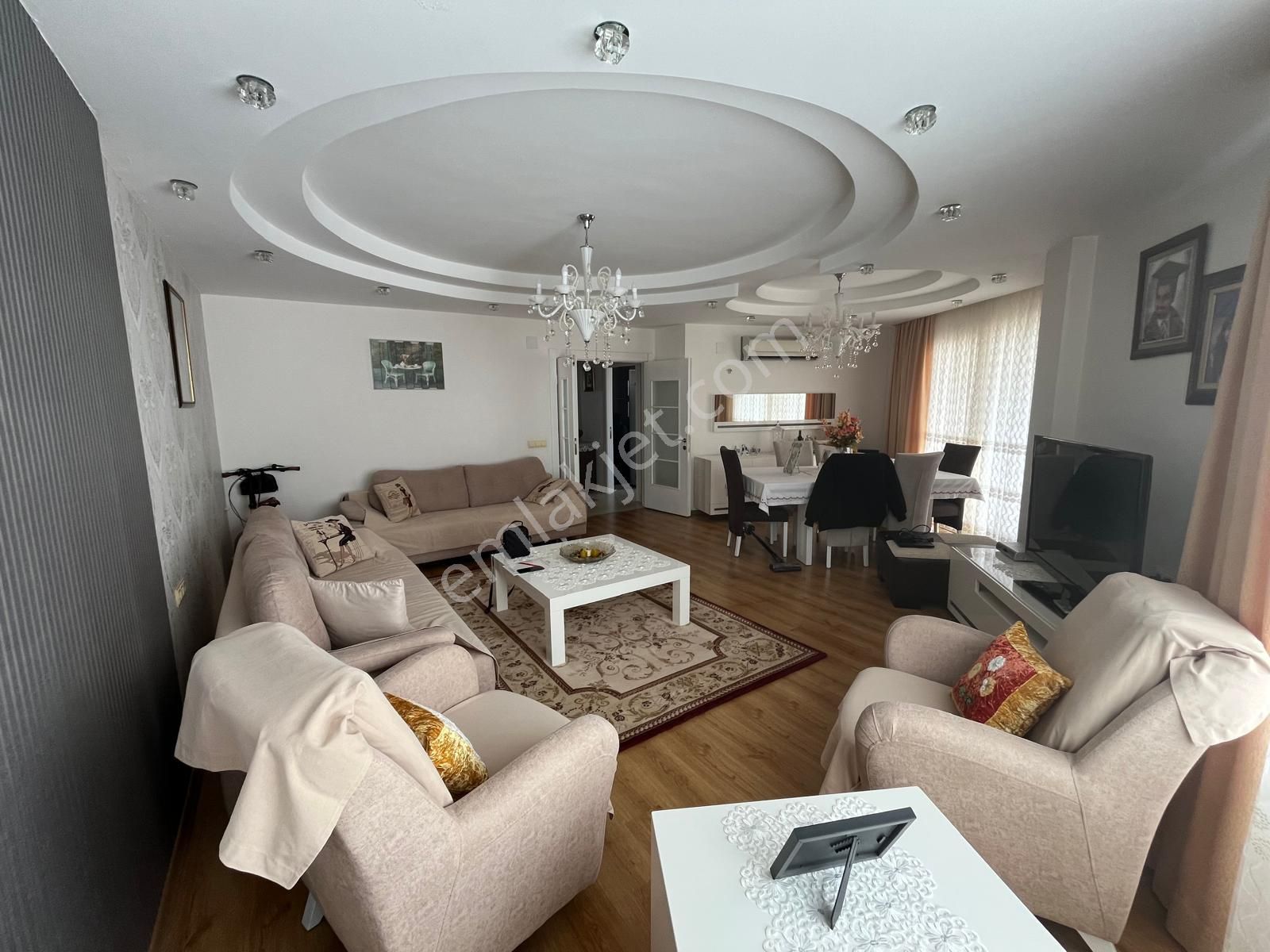 Ergünden Merkez Mhde Havuzlu Vatan Cad. Üzeri Satılık 3+1 Daire