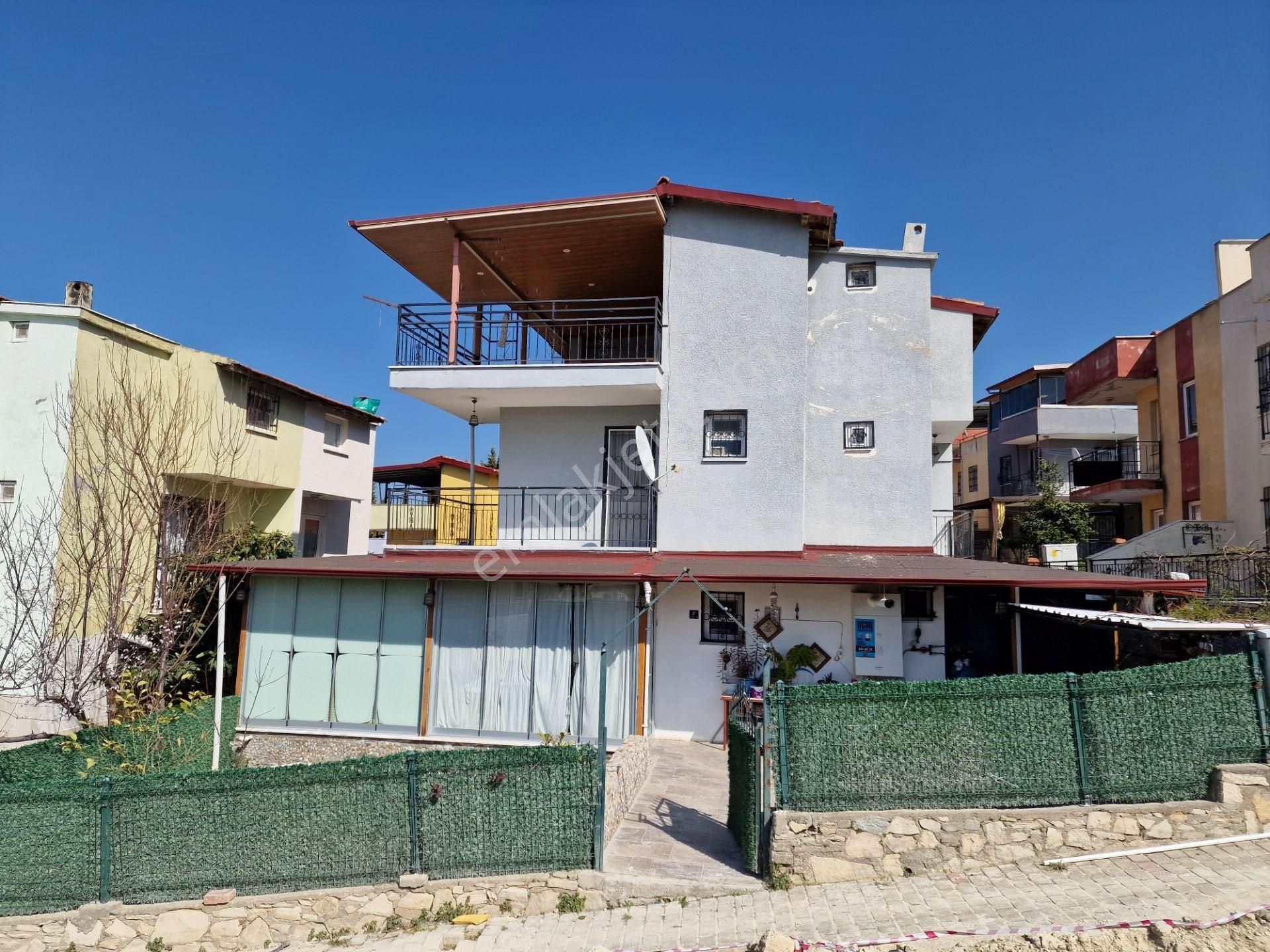 Kuşadası Karaova'da Satılık Trıpleks 3+1 Müstakil Girişli Yazlık