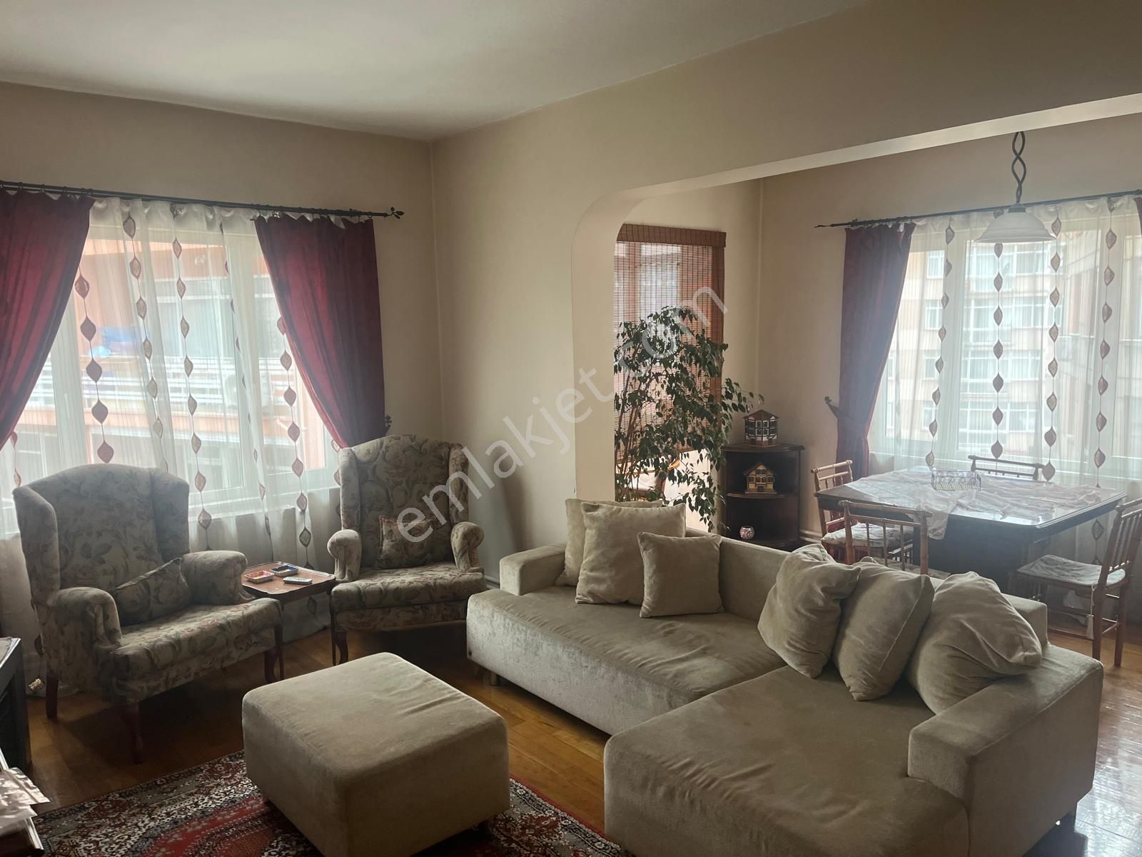 Tunalı Esat Caddesi Kavşağı'nda Eşyalı Kiralık Daire