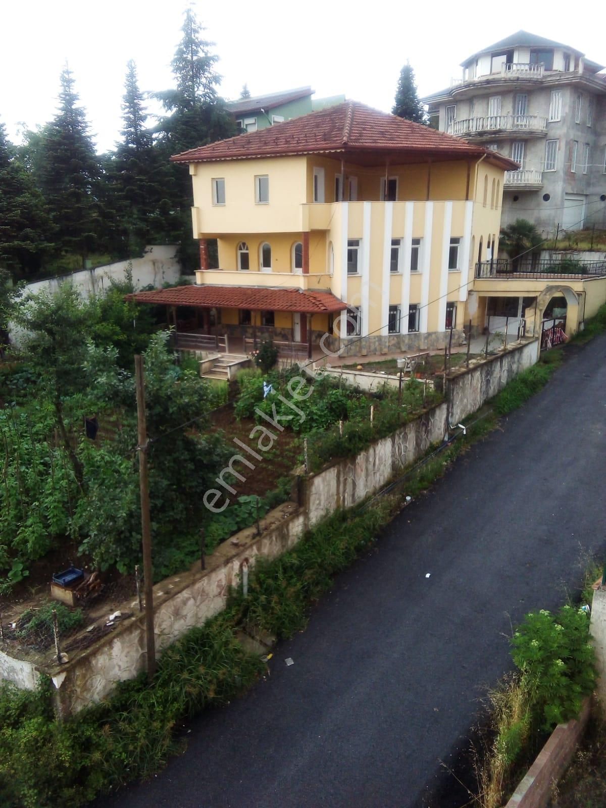 Konuralpte Satılık 3 Katlı Willa 661m2 Arsa İçinde