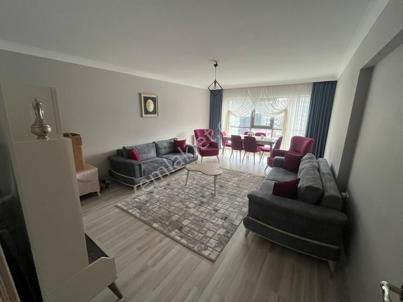 Estergon Caddesinde Site İçerisinde Manzaralı Asansörlü Ebeveyn Banyolu 3+1 Daire