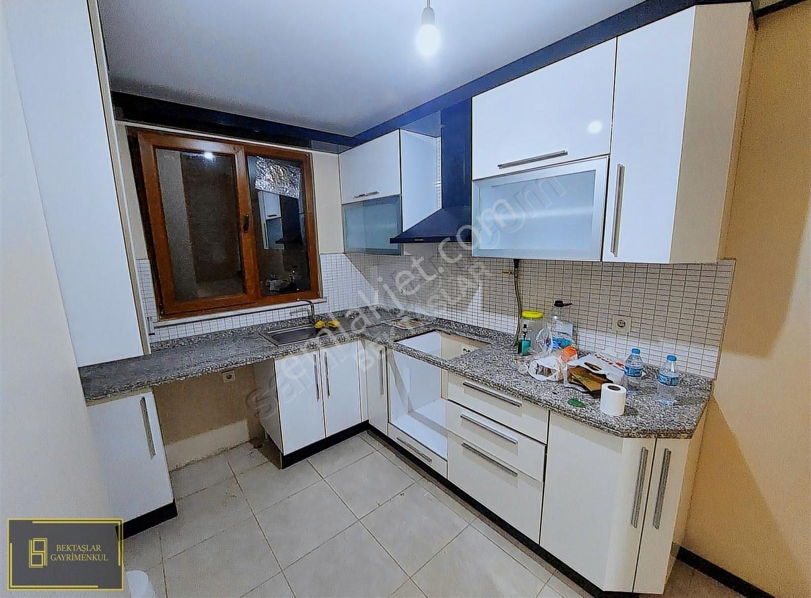 Zümrütevlerde;krediye Uygun,2. Kat,balkonlu,ulaşımı Kolay (2+1)