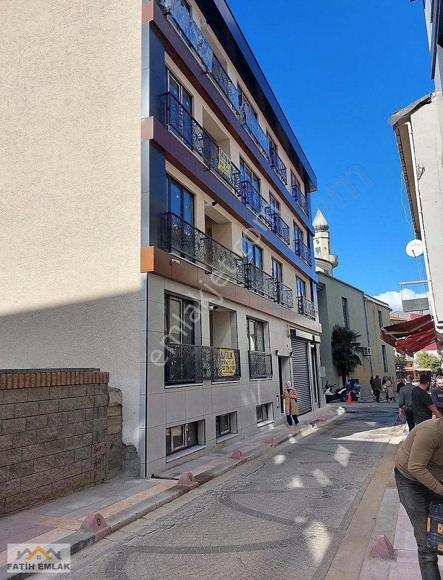 Üsküdar Merkezde Ana Caddede Köşe Satılık Dükkan Mağaza