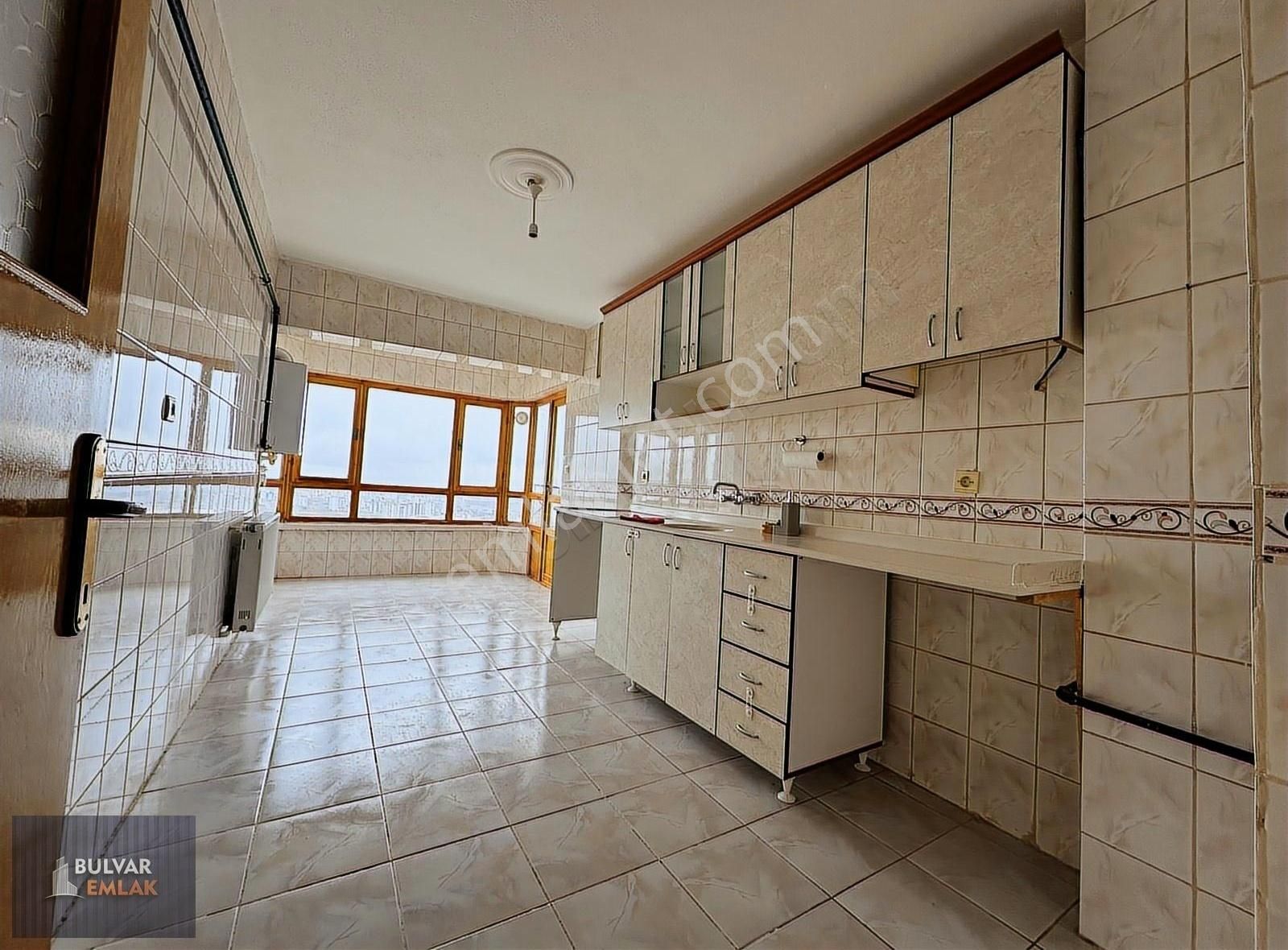 Bulvar'dan █ Hastahane Yakını Asansörlü Sitede 3+1 Kiralık Daire
