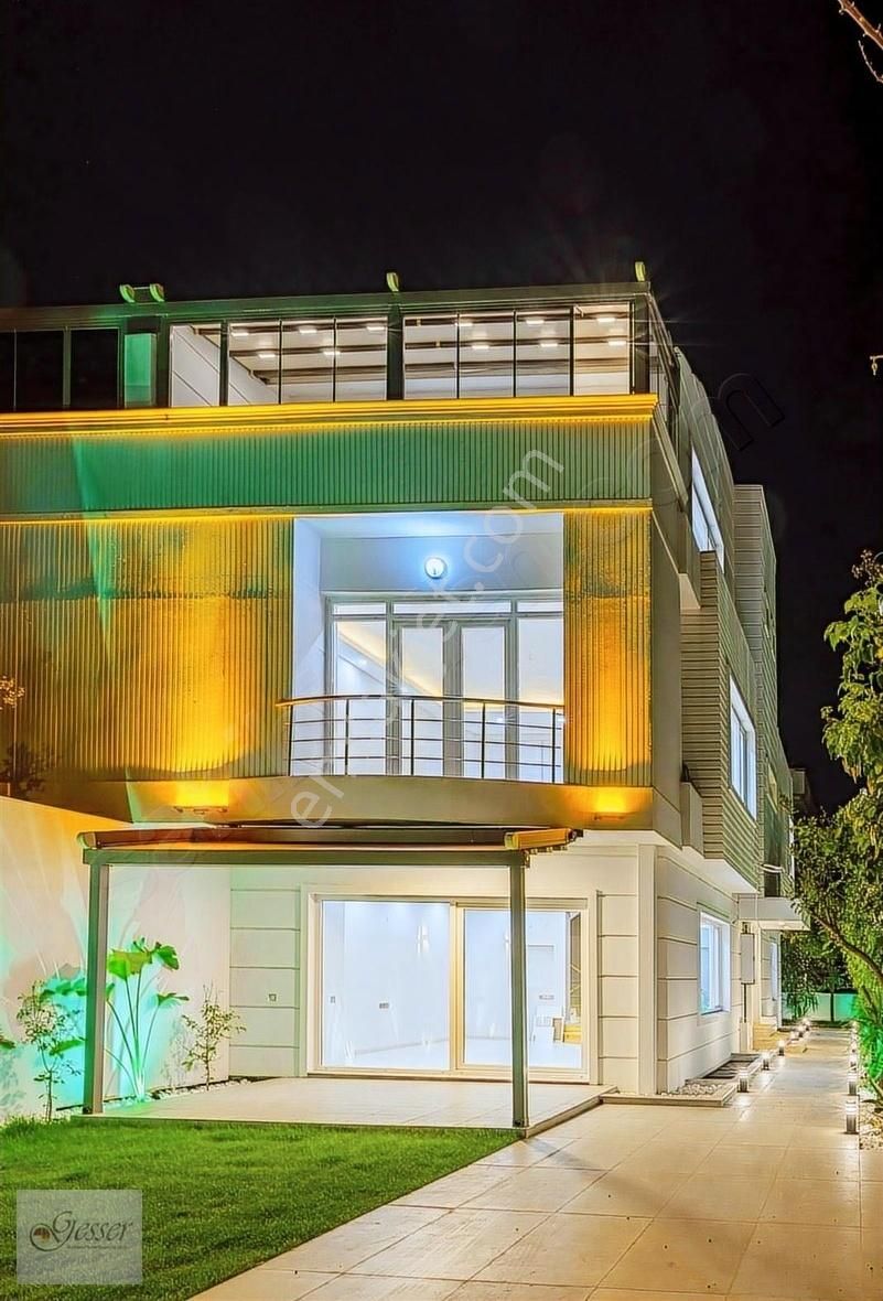 Güzeloba'da Özel Yapım Muhteşem Satılık Villa...