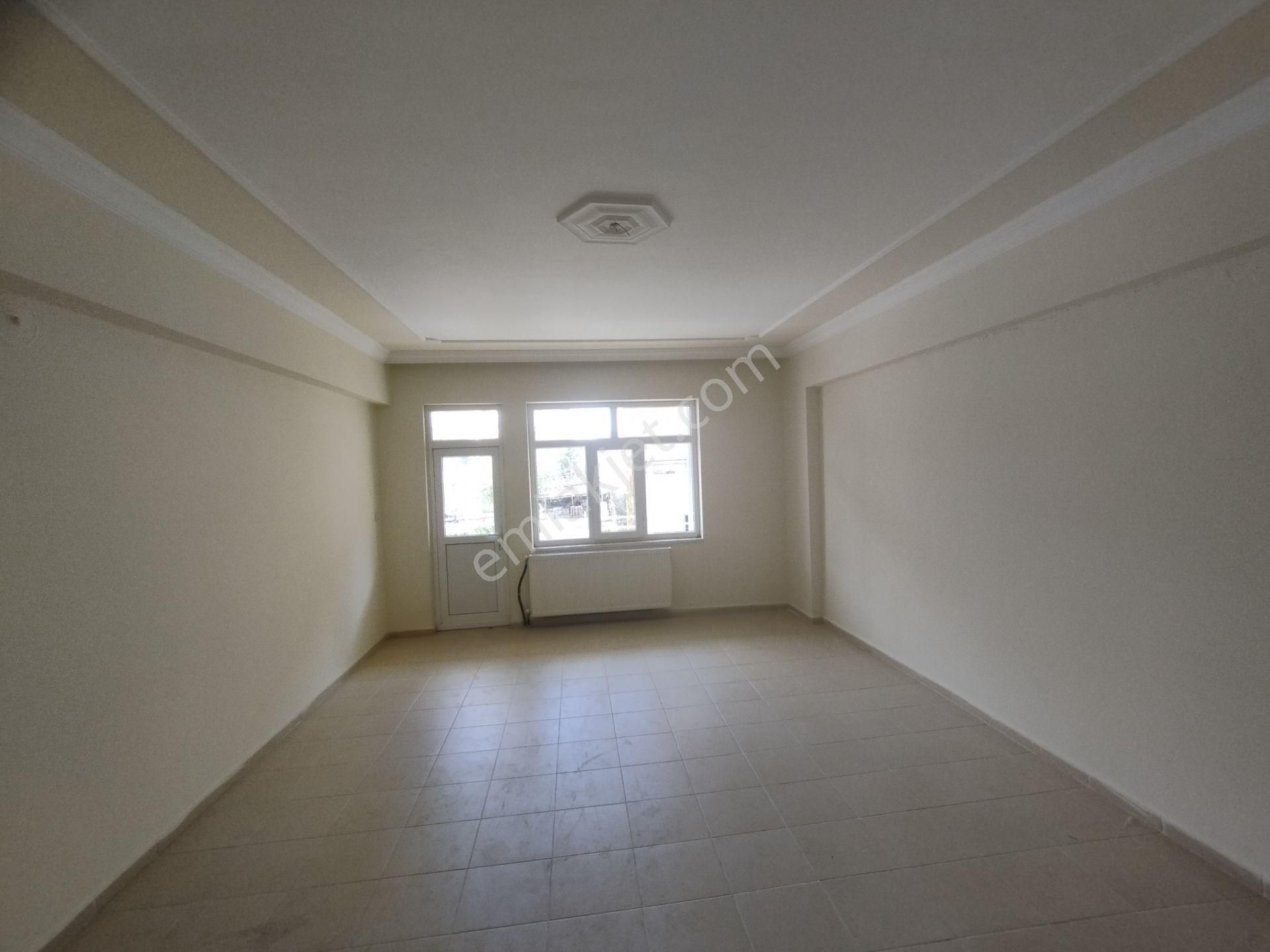 Alihan G.m.den Rüstempaşa Mah.de Ara Kat Çitf Banyolu 3+1 Kiralık Daire