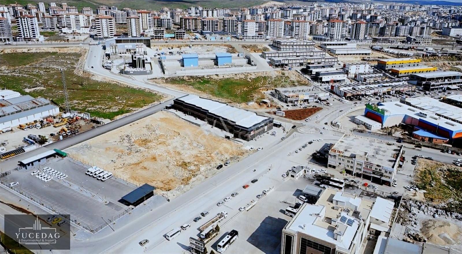Aydınlar Mahallesinde Satılık Üç Katlı Ticari İş Yeri