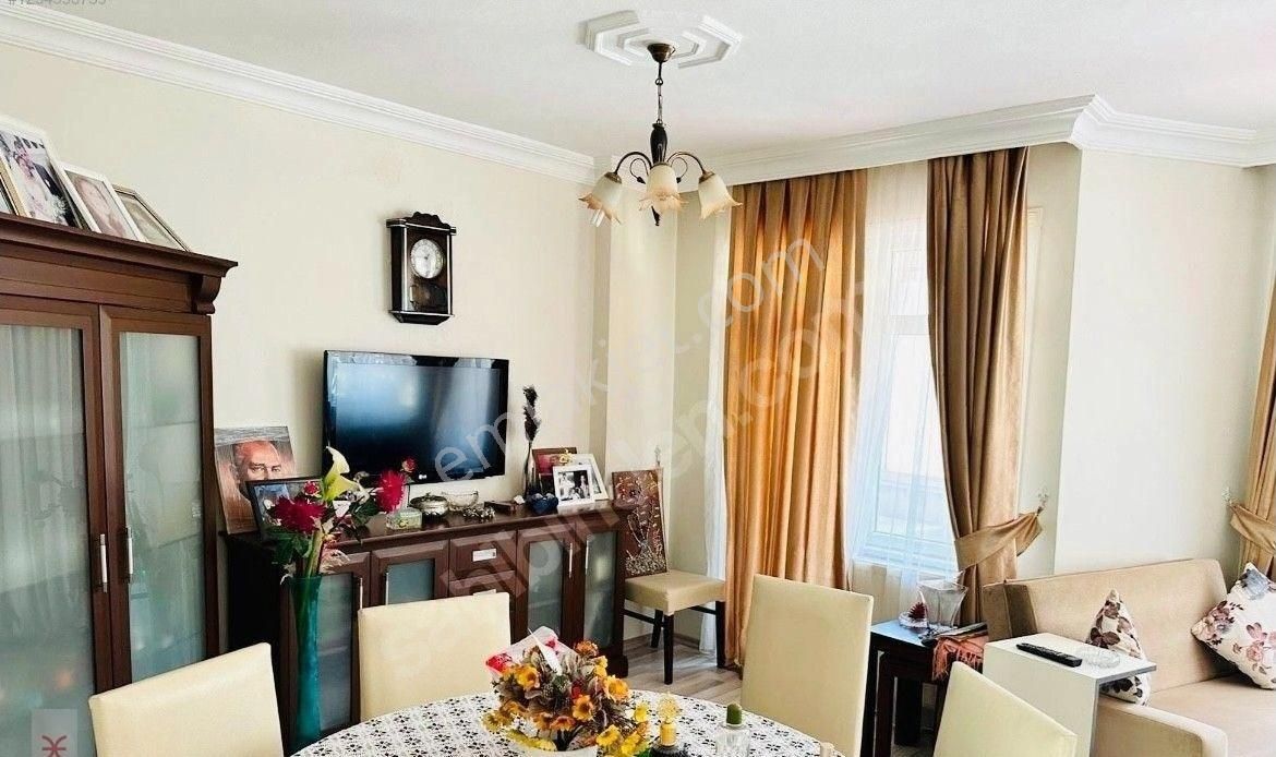 Göztepe Minibüs Caddesinde İç Yenilenmiş 2+1 Marmaraya Yakın Geniş Kullanışlı Daire.