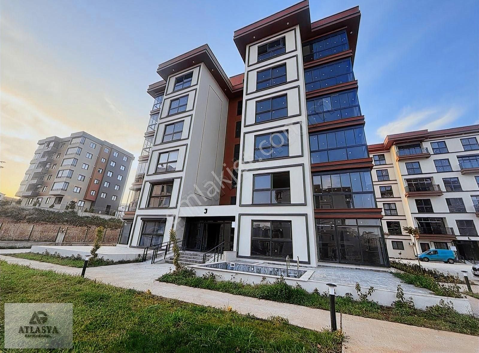 Atlasya'dan Kuyulukta Yatay Mimari Lüks Site İçi 5+1 Satılık