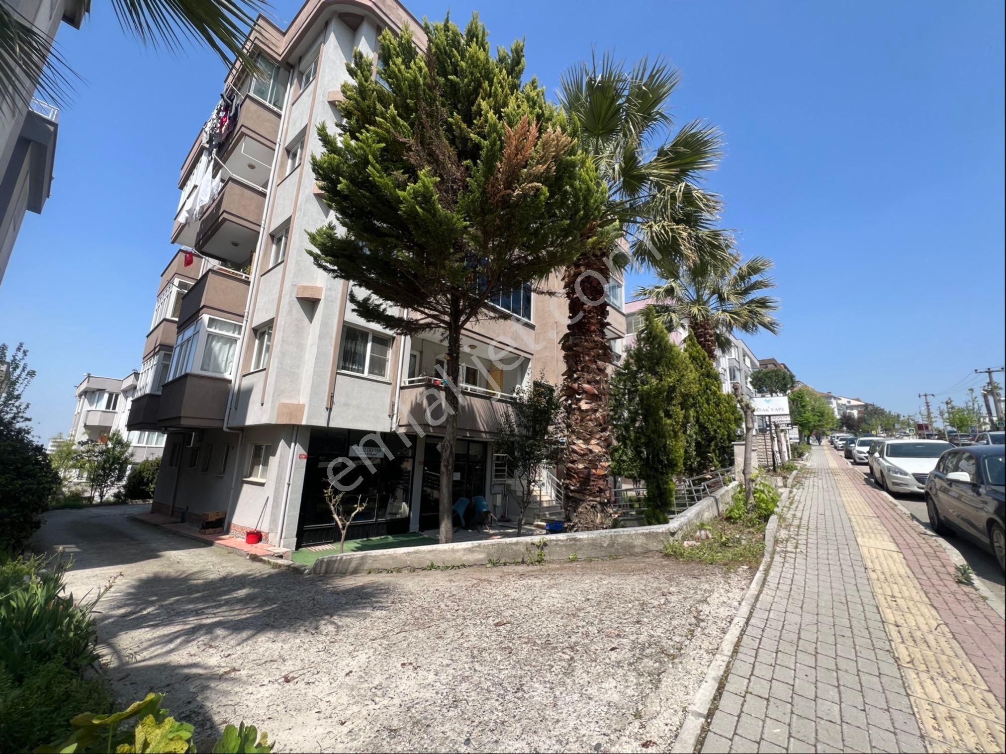 Beşevler Cd Üstü Satılık 3+1 Geniş Daire