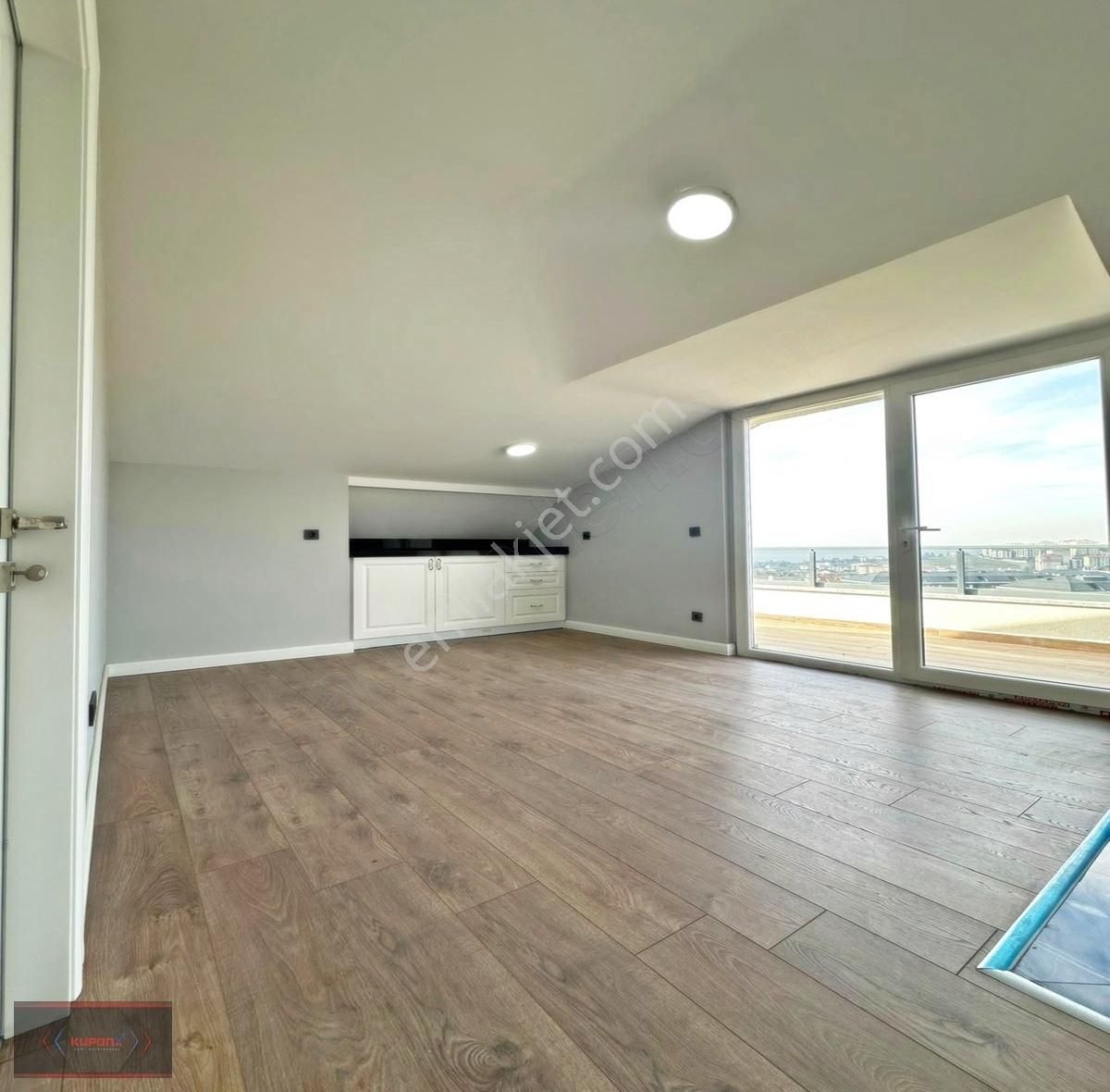 Beylikdüzü Kavaklıda Müstakil Havuzlu Geniş Sıfır Kiralık Villa