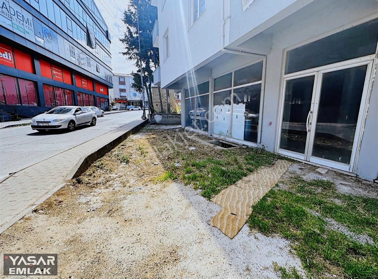 Bayramoğlunda Ahmet Rasim Caddesi Üzerinde 200 M2 Dükkan