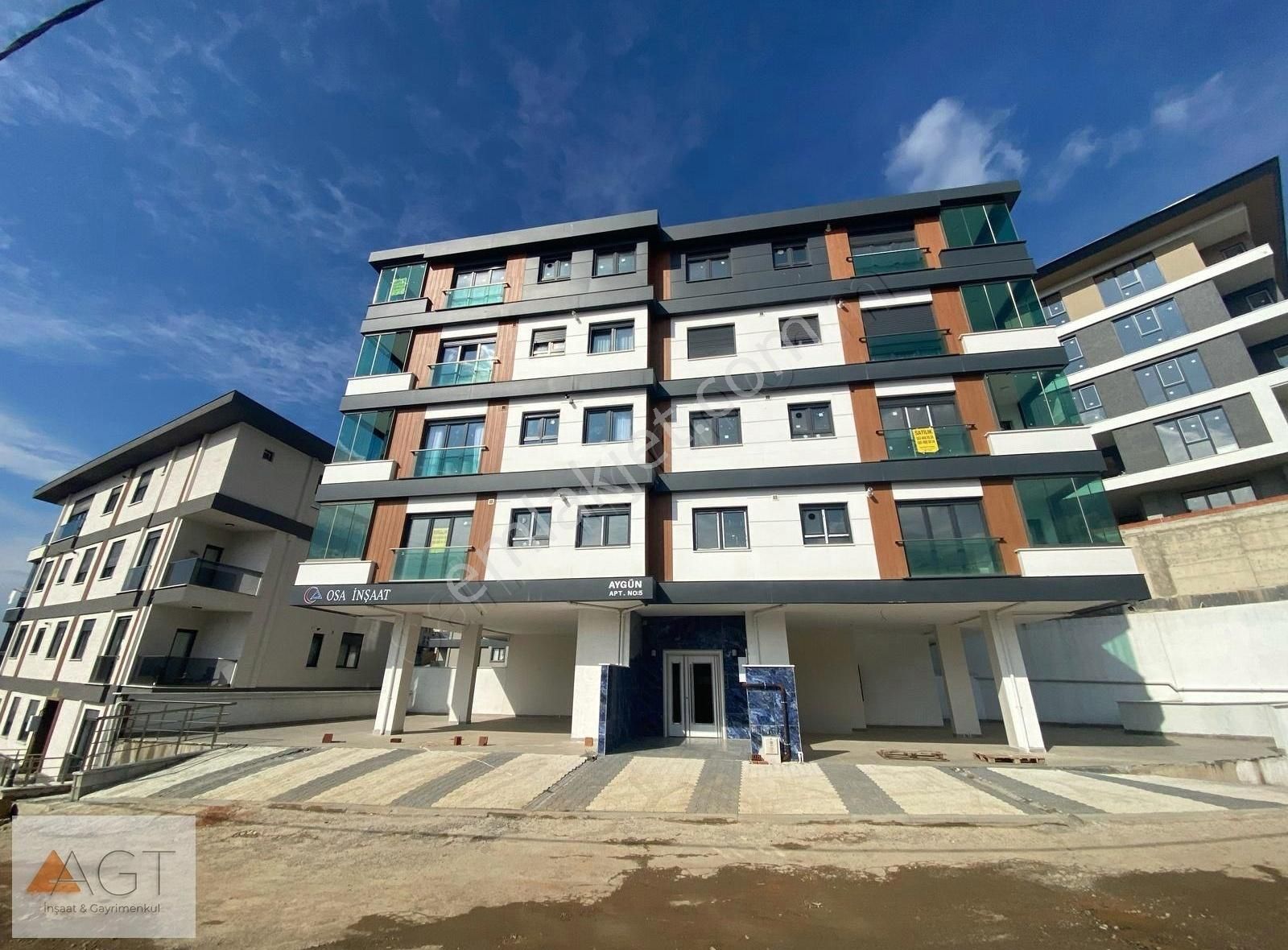 Agt'den Çengelköy Kirazlıtepe De 2.kat 120m2 3+1 Satılık Konut