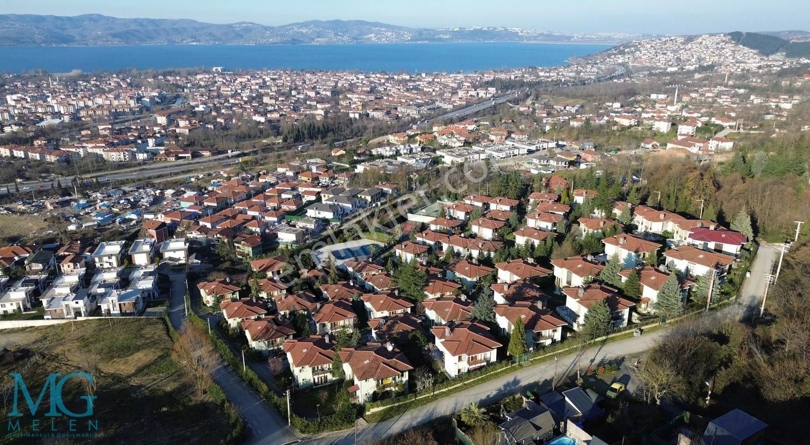 Sapancada Site İçi Doğa Ve Göl Manzaralı Kiralık Villa