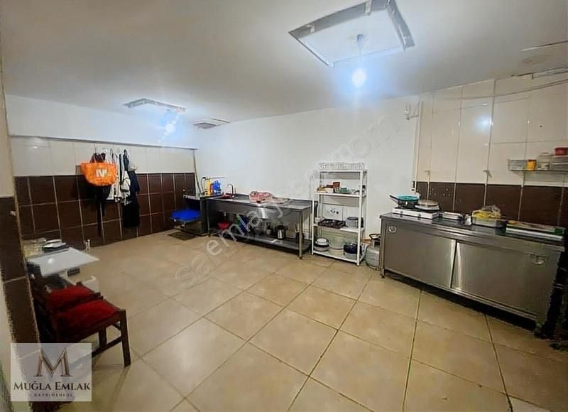 Bağlarbaşı Yürüme Yolunda Devrren Kiralık 3 Katlı 210m Cafe
