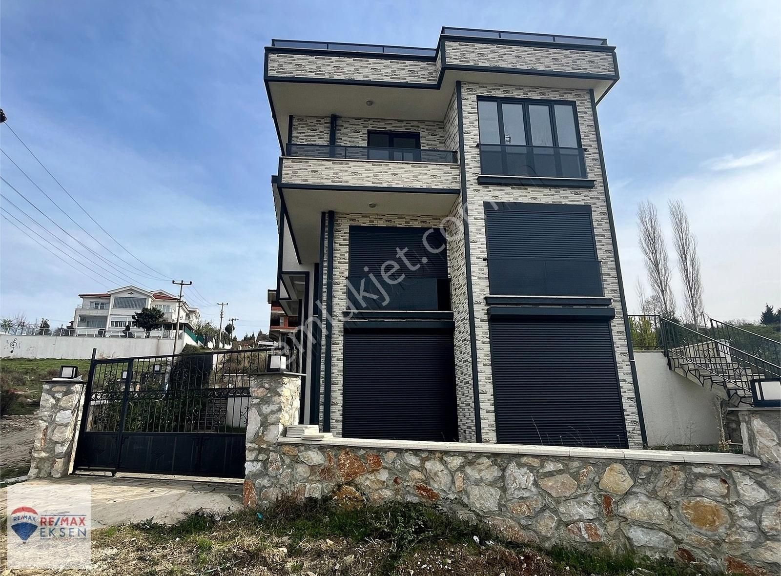 Çınarcık'ta Deniz Manzaralı Bahçeli 8+2 Satılık Lüks Villa