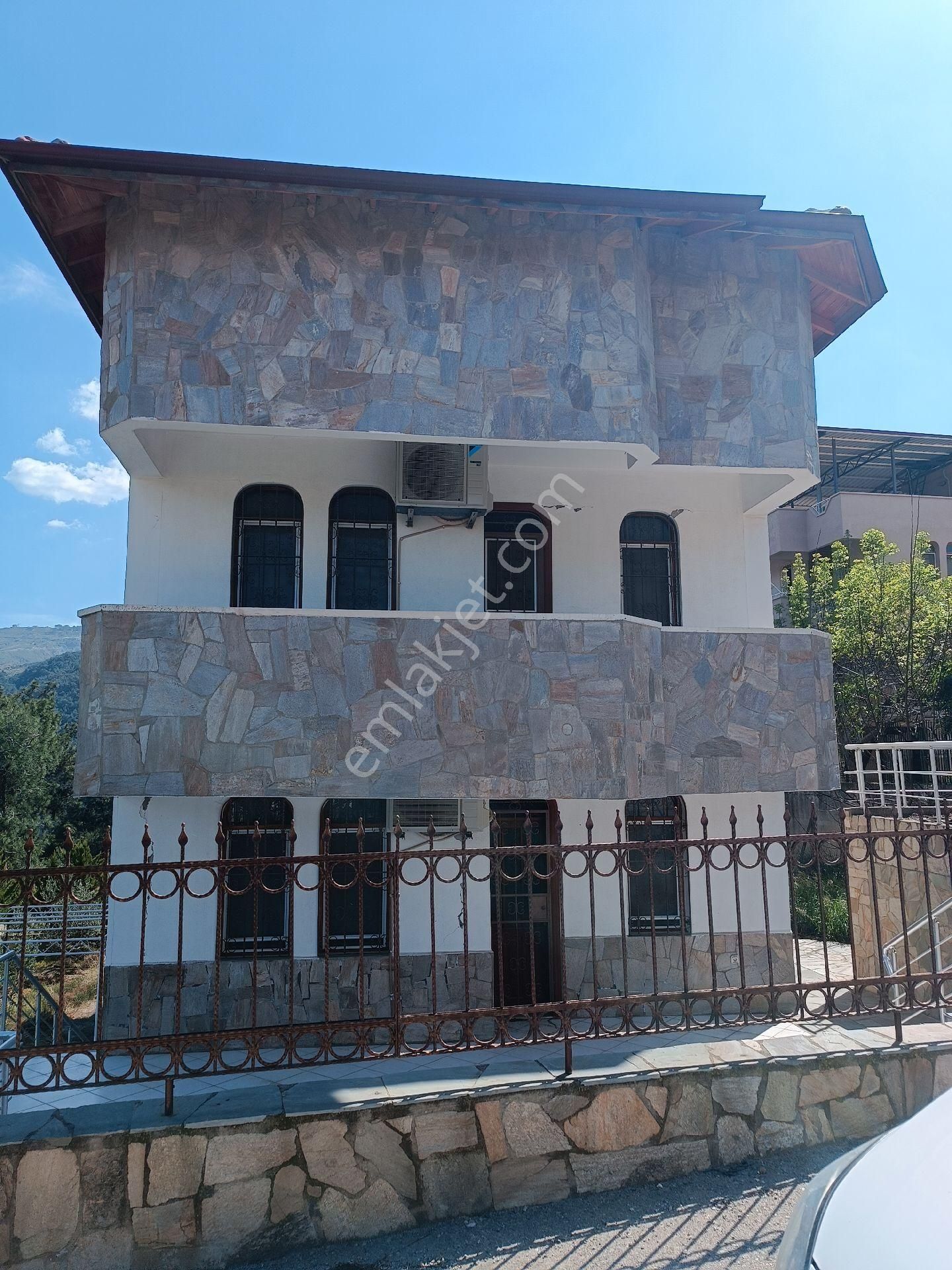 Petek Sitesinde Satılık Tripleks
