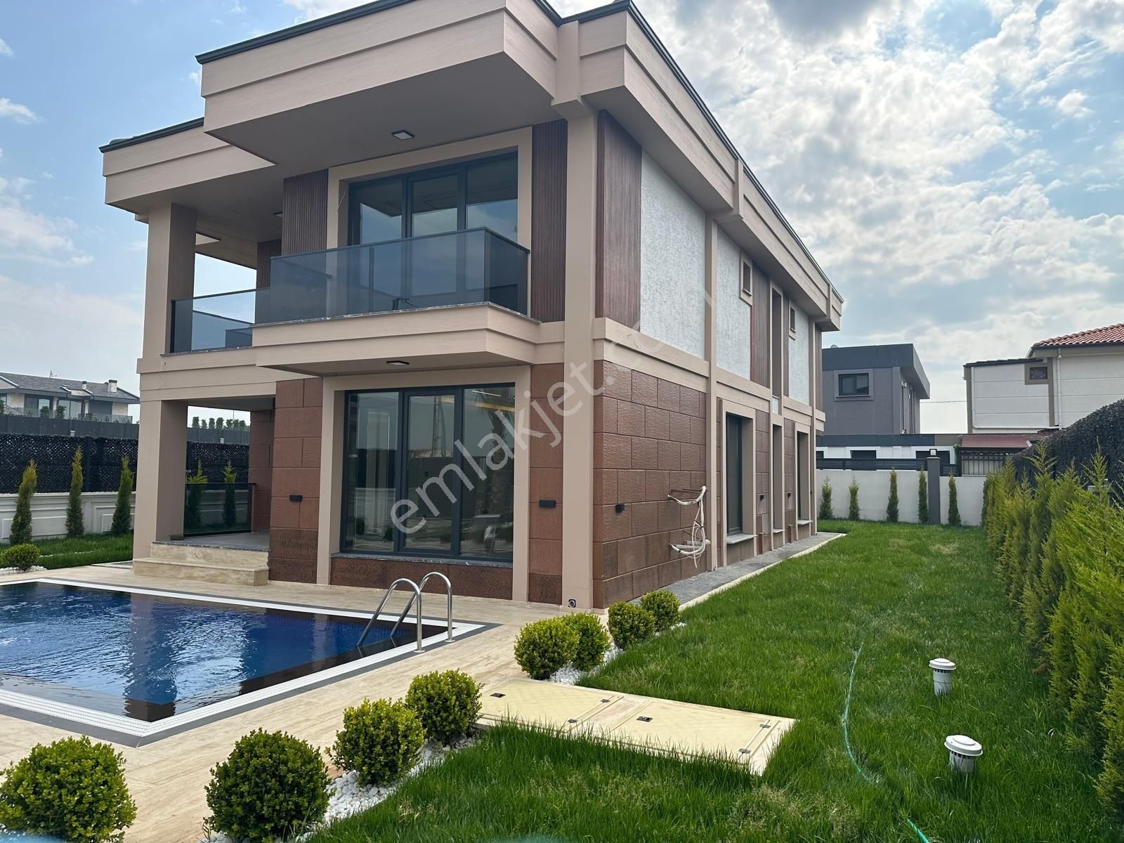 Ultra Lüks Havuzlu Satılık Villalar