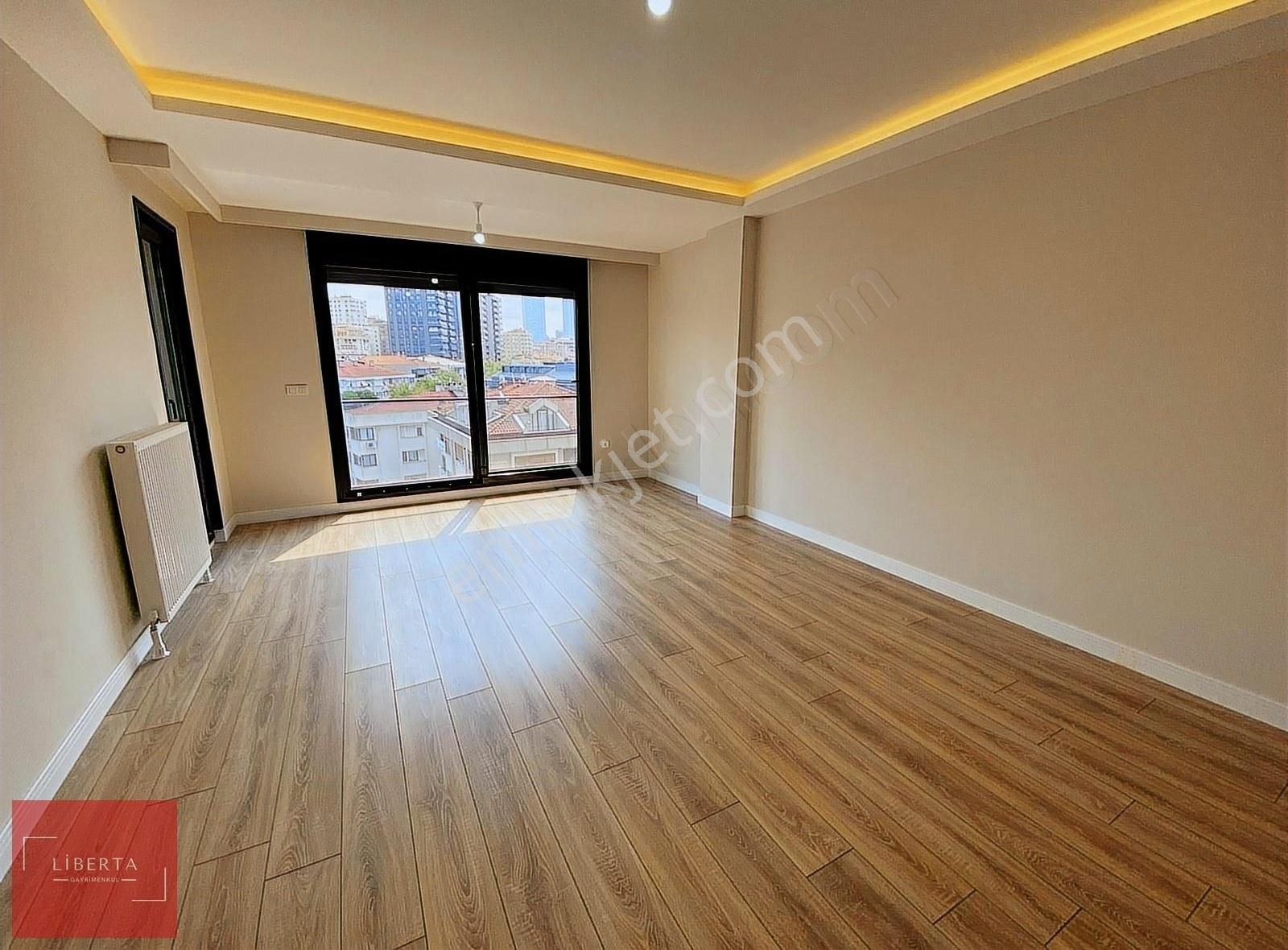 Fener Kalamış Caddesi Üzerinde Balkonlu Konuta Ofise Uygun