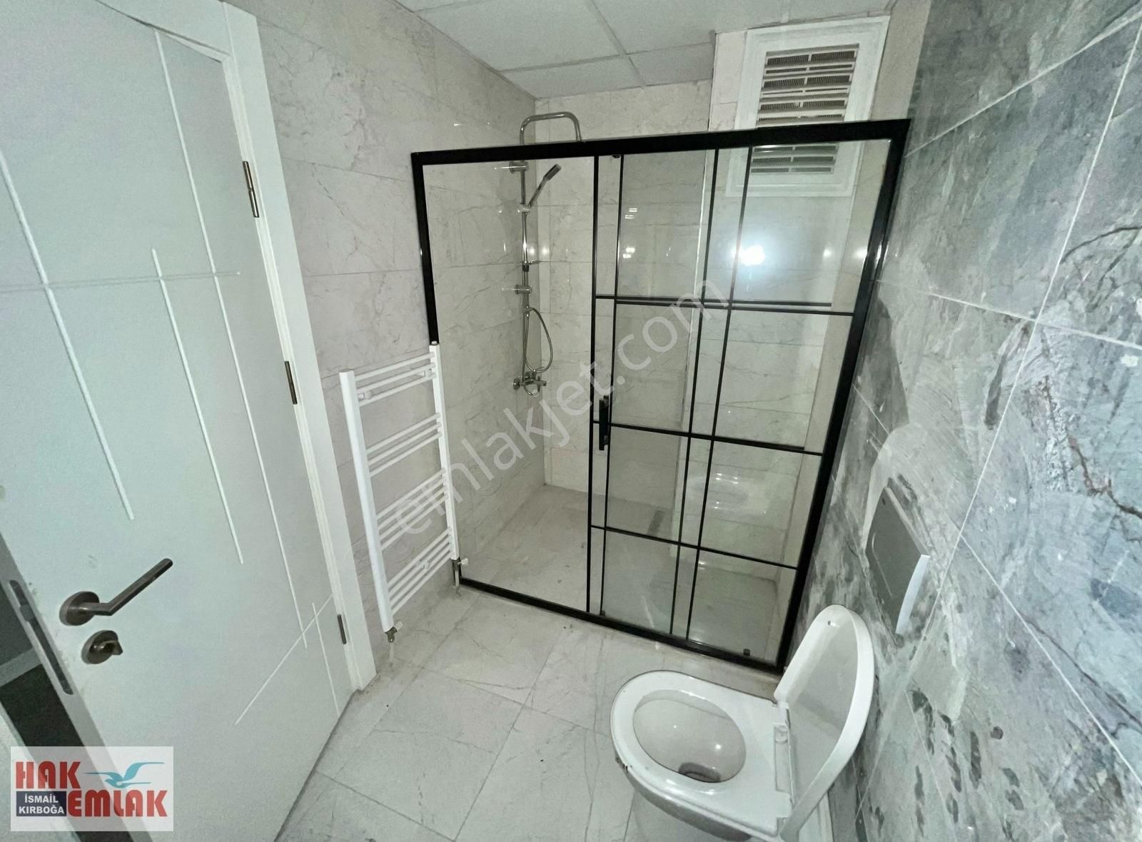 Hak Emlak'tan Hamidiye Mah.de Cadde Cepheli Satılık 3+1 Daire