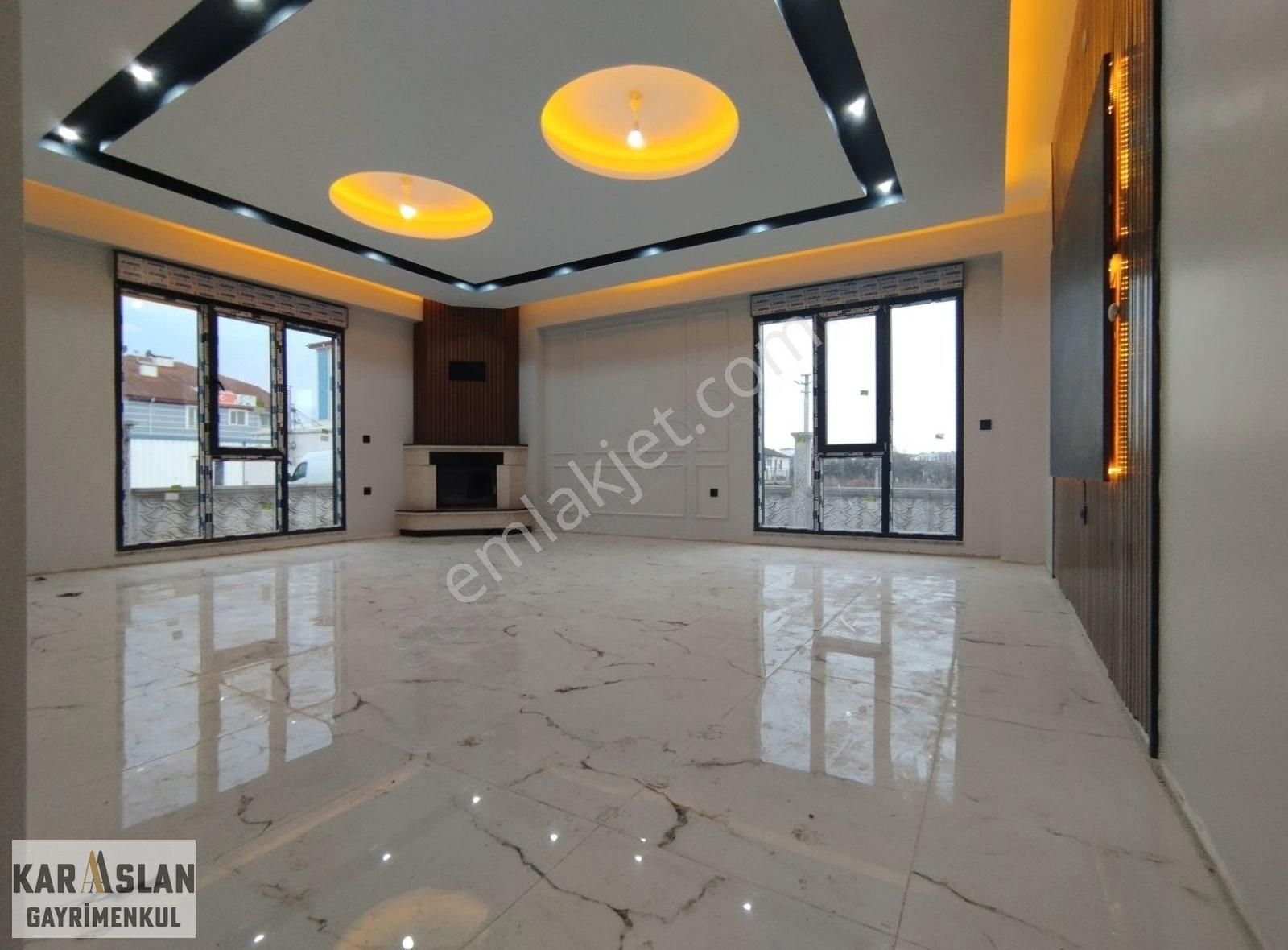 Kartepe Kent Meydanında Müstakil, Havuzlu Lüks 4+1 Satılık Villa
