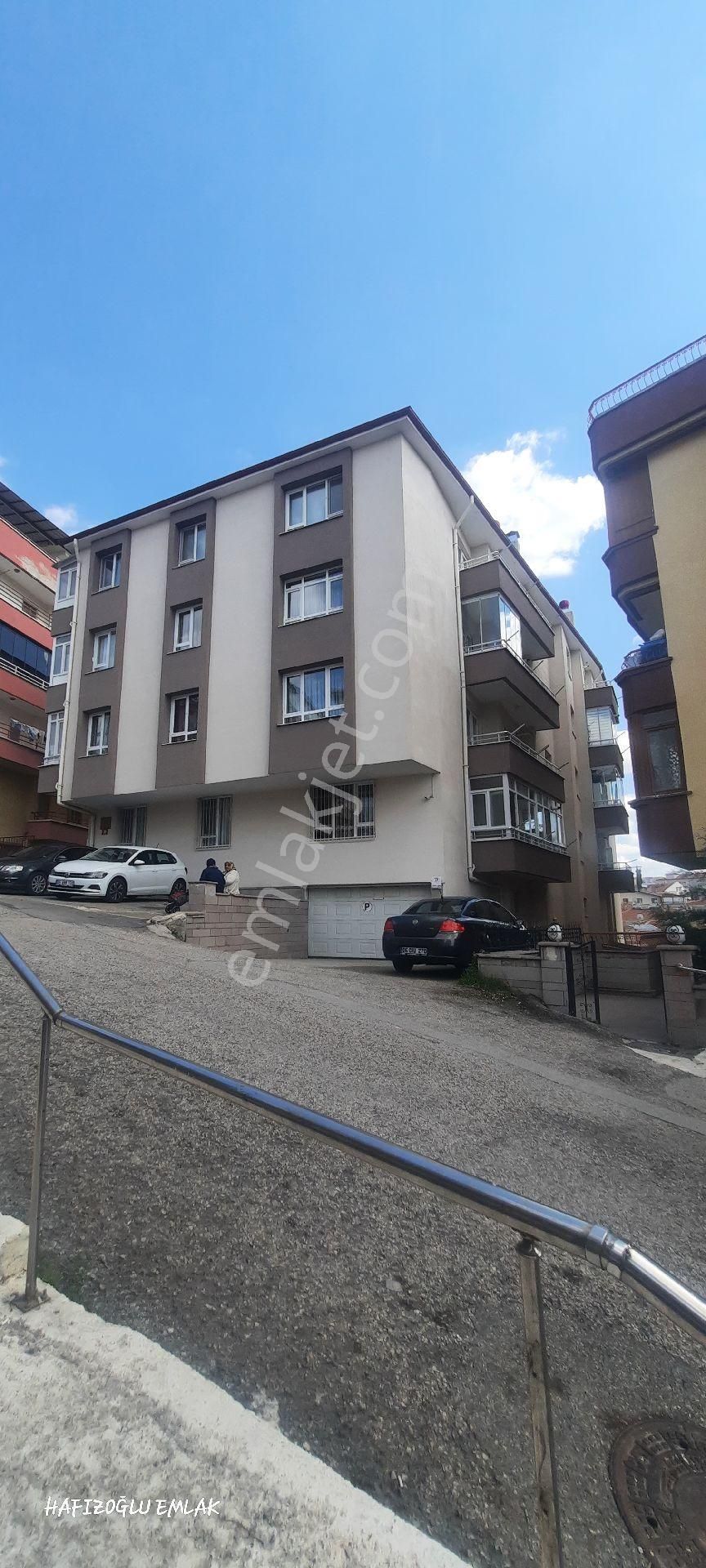 Hafızoğlu Emlak'tan İniş Sokak'ta Ara Kat Salon Bağımsız 3+1 Daire