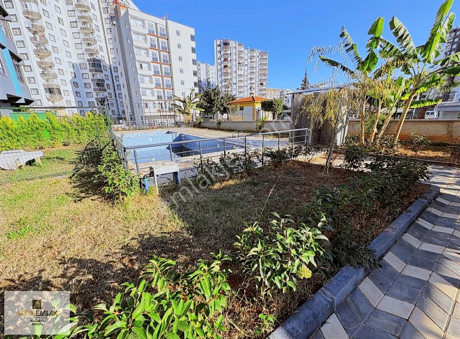 Altın Emlak'tn Yola Yakın Havuzlu Site İçi Balkonlu 1+1