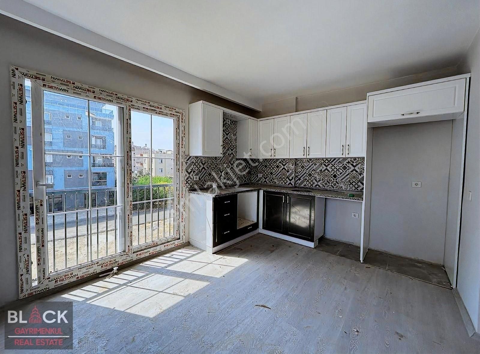 Black'ten Yukarı Alata'da Sıfır 1+1 Kiralık Daire