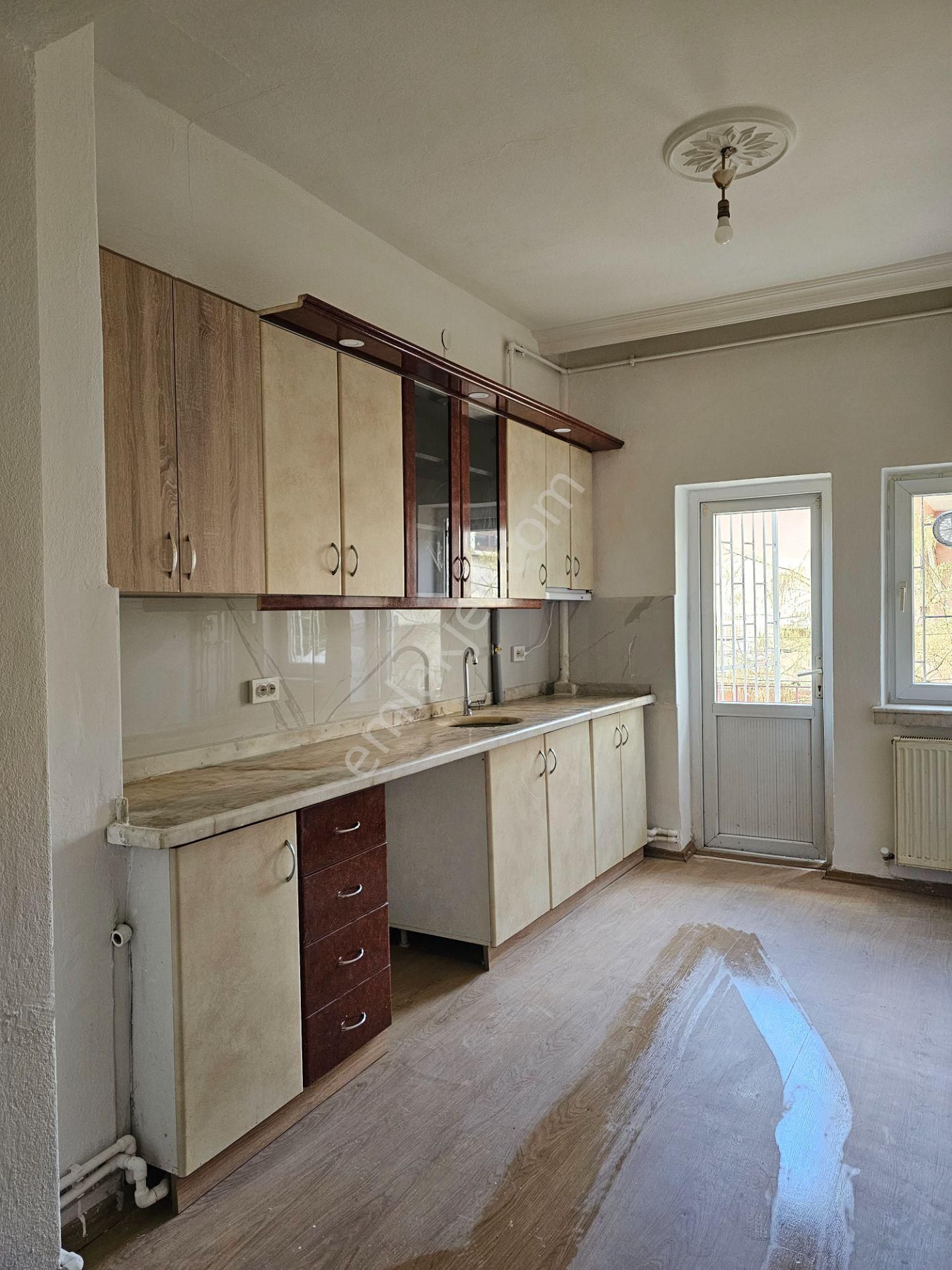 Öveçler Kabil Cadddesi 'nde Mükemmel Lokasyonda Katta Kiralık Yapılı Daire