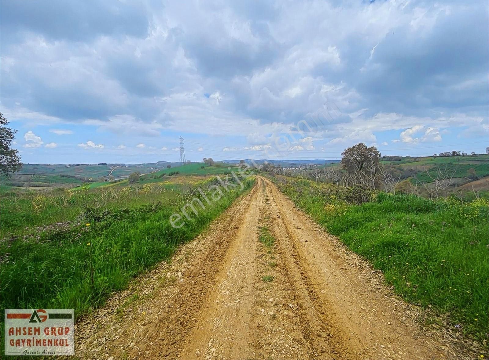 Resmi Yol Kenarı 22 Dönüm Göl Manzaralı Muhteşem Konumda Tarla
