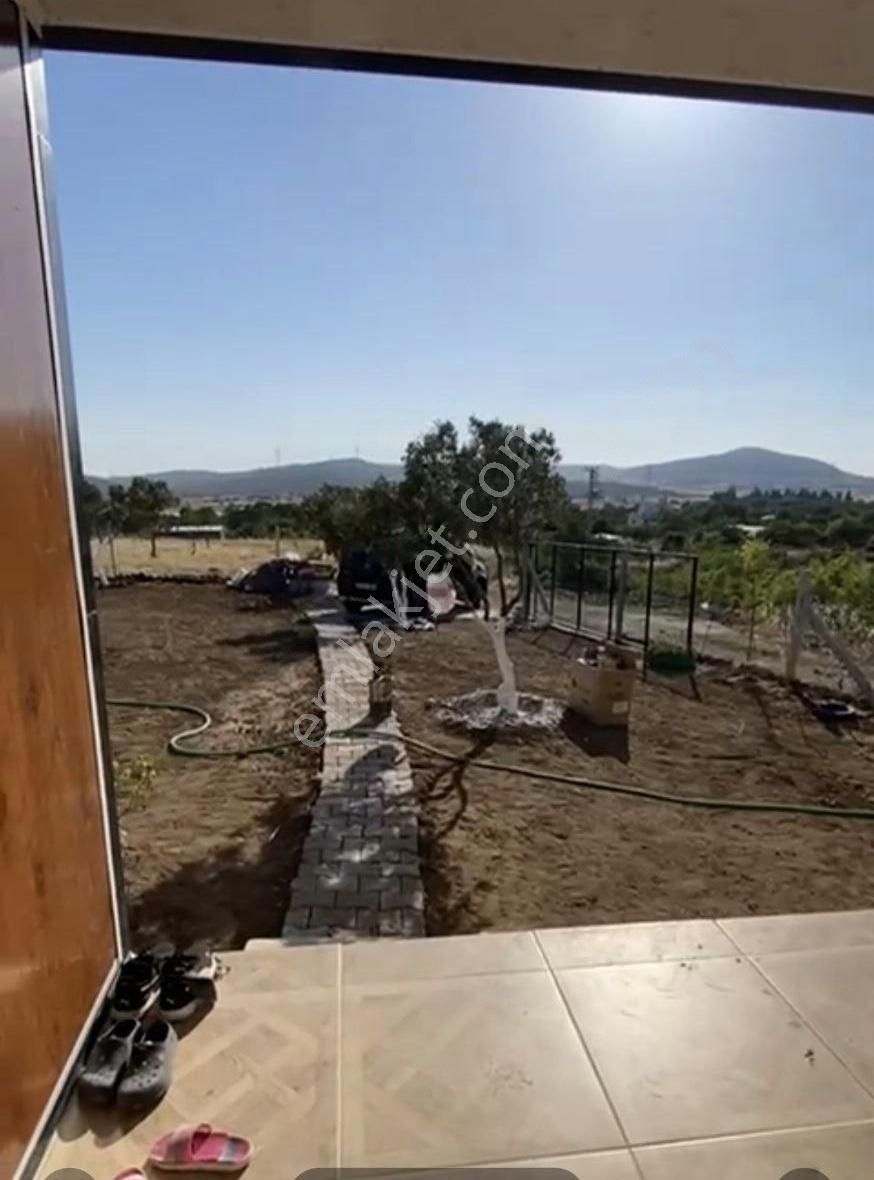 İzmir Aliağa Helvacı Mah,si'de İçinde Konteyner Olan 405m² Tarla