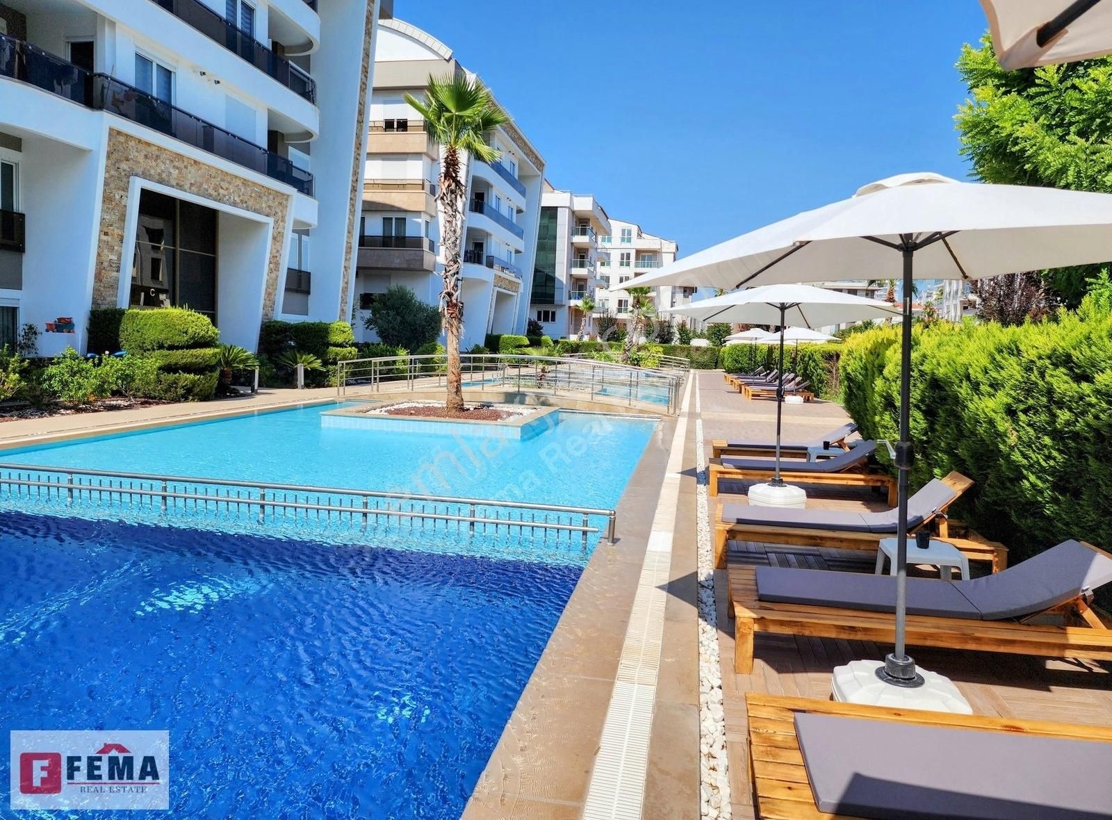 Modern Sitede Satılık Lüks 4+1- 200 M2- For Sale