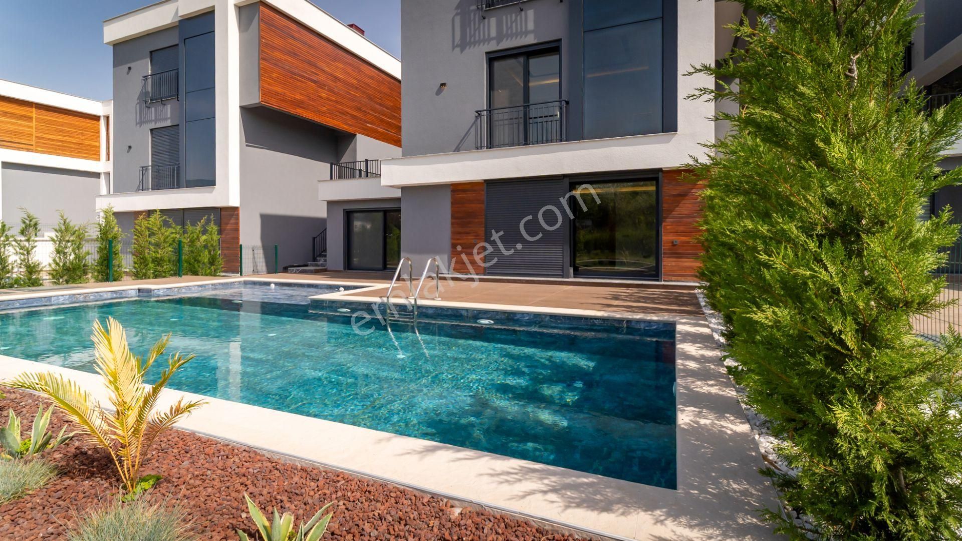 Kemalpaşa'da Asansörlü Ve Saunalı Satılık Ultra Lüks Villa!