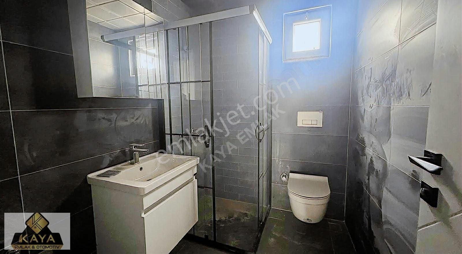 Kurumlar Ve Caddeye Yakın Katta Doğalgaz Kapıda 2+1