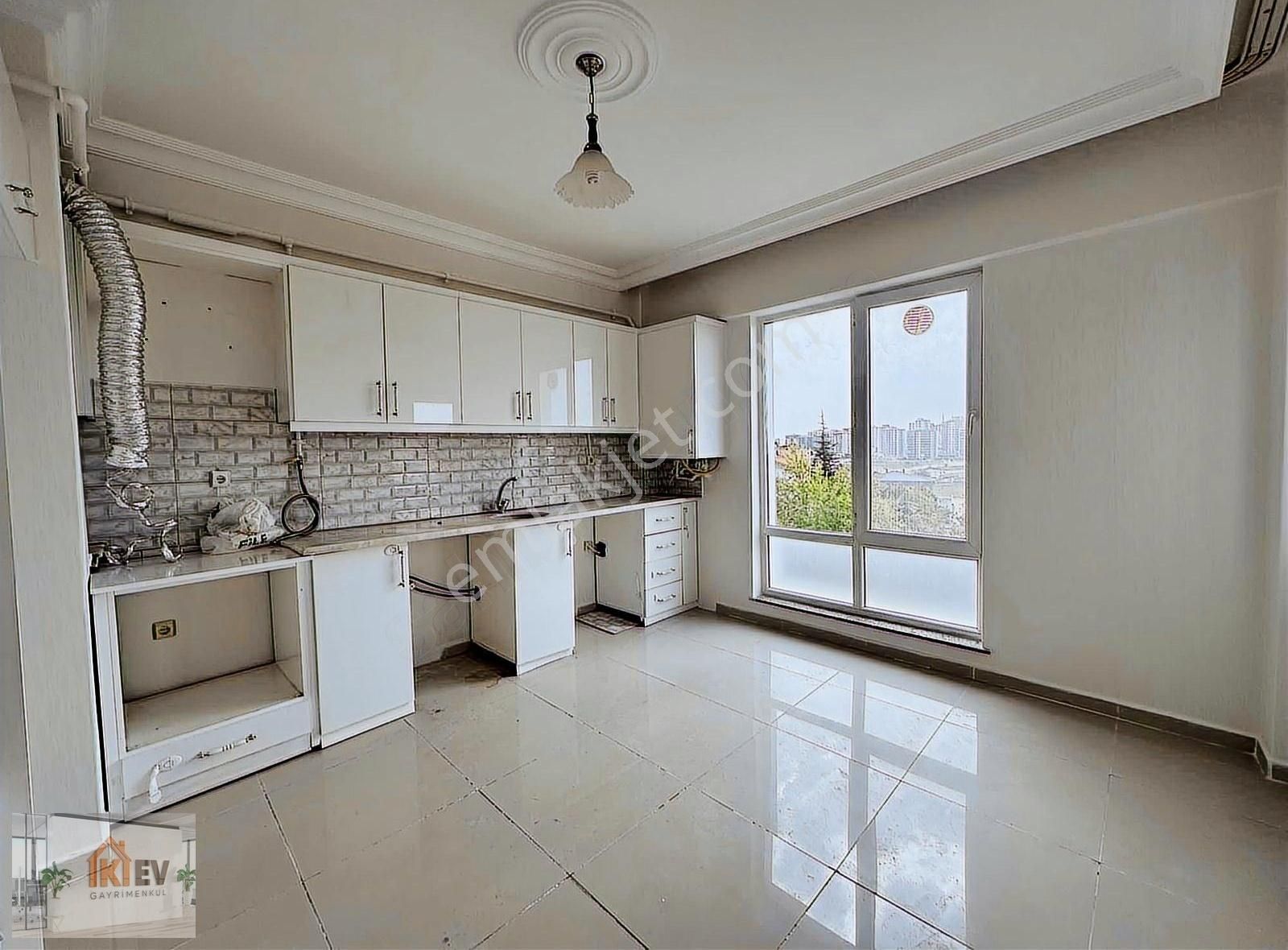 İkiev Gayrimenkul'den Güvenevler'de Kiralık Ara Kat 2+1 Daire