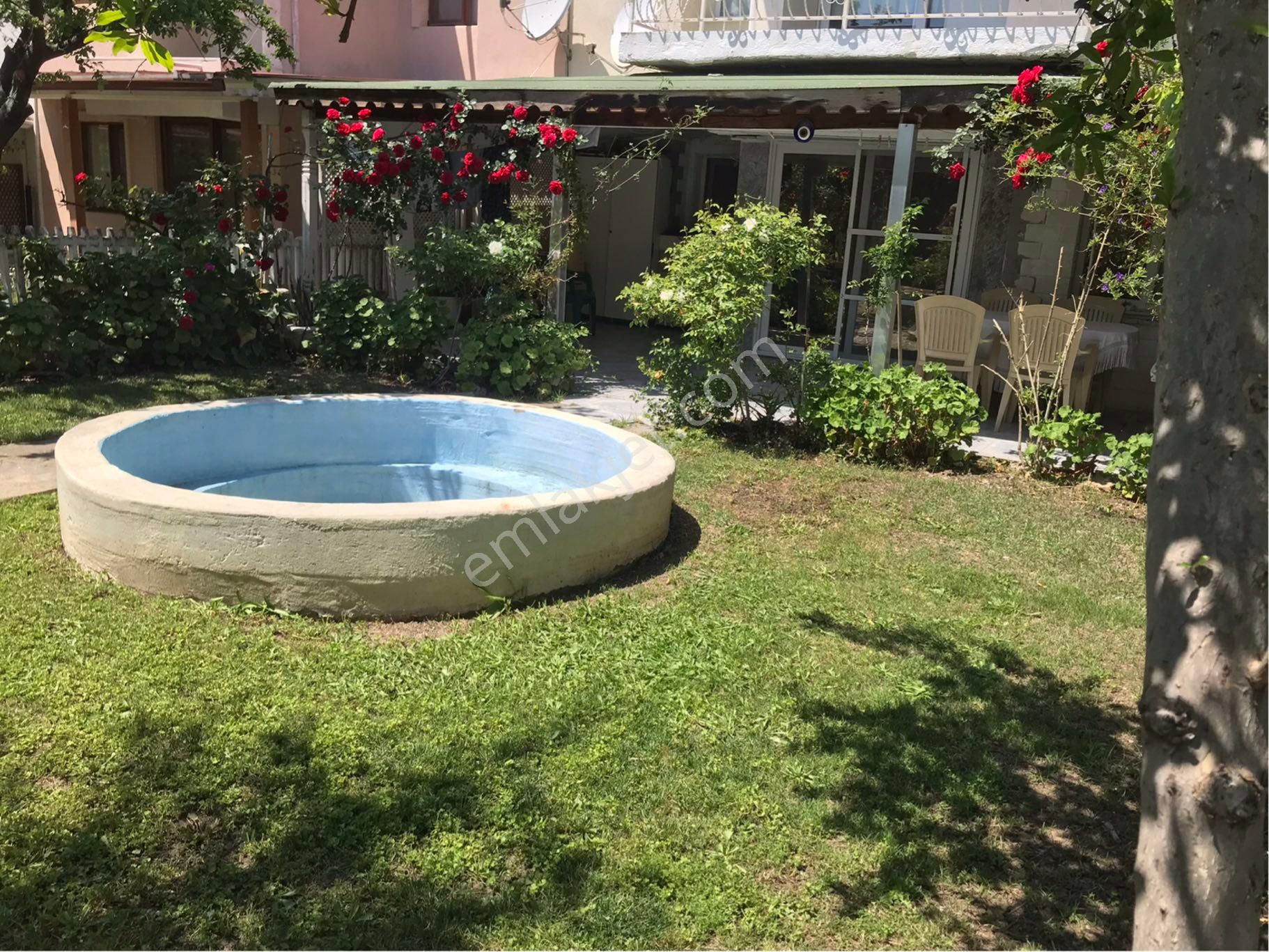 Çandarlı Tatil Köyünde Denize Yakın Havuzlu Bahçeli Yazlık