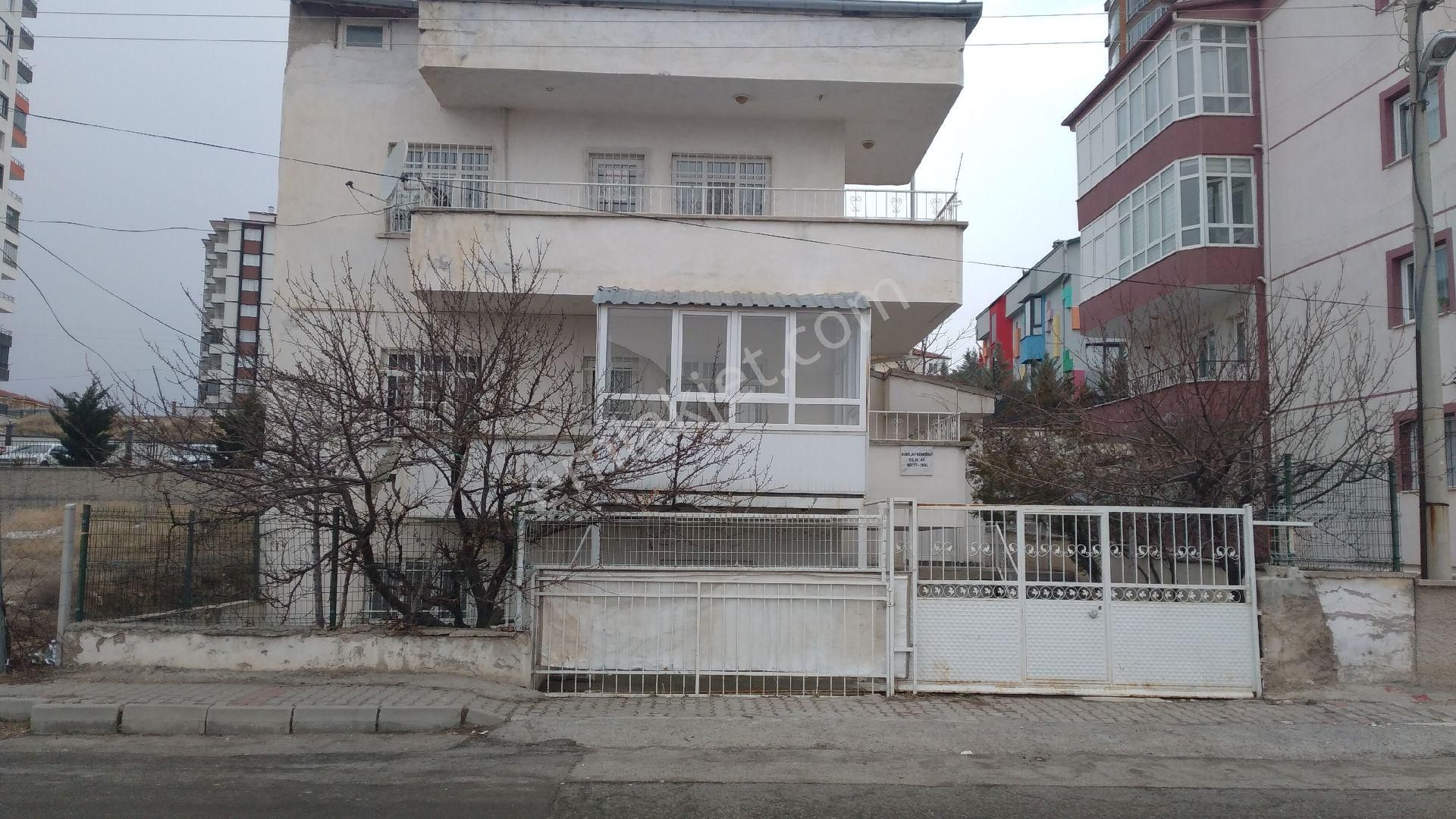 Kiralık İnönü Mahallesi'nde 3 Katlı Binanın Zemin Giriş Katı 3+1 Kombili