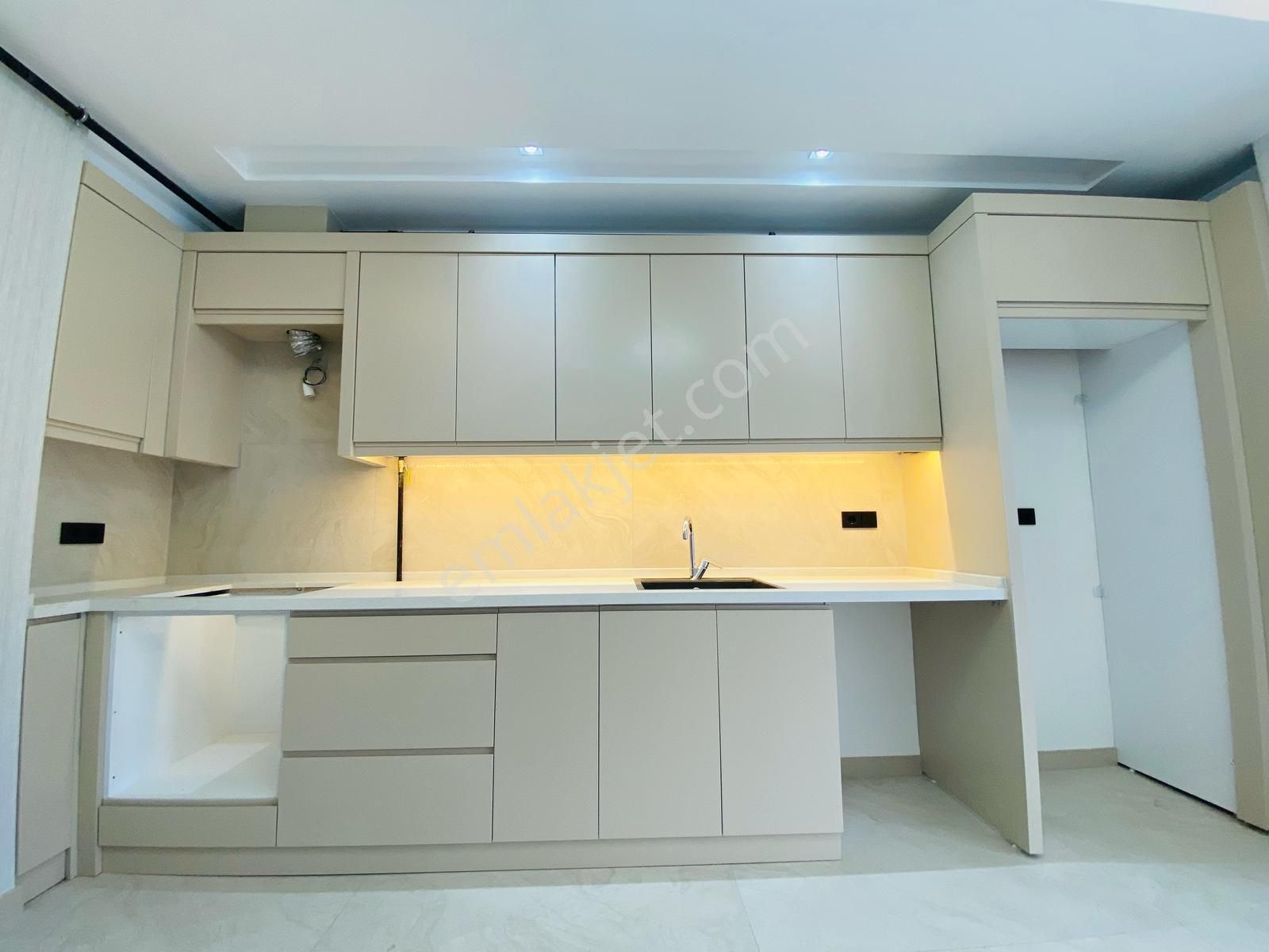 Denizli Şemikler De Satılık 2+1 130 M2 Lüks İşçilikte Kullanışlı Satılık Daire