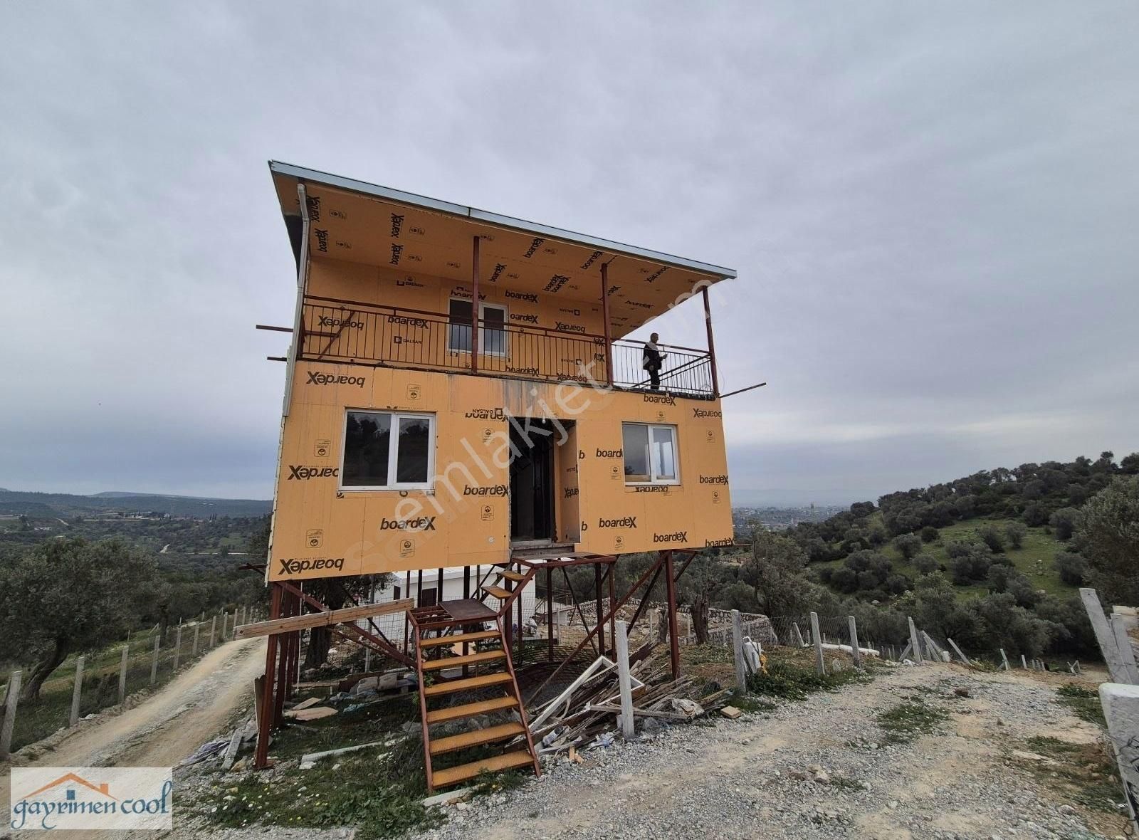 Menderes Akçaköy'de 3 Parsel Toplam 750 M2 İçinde İki Katlı Ev