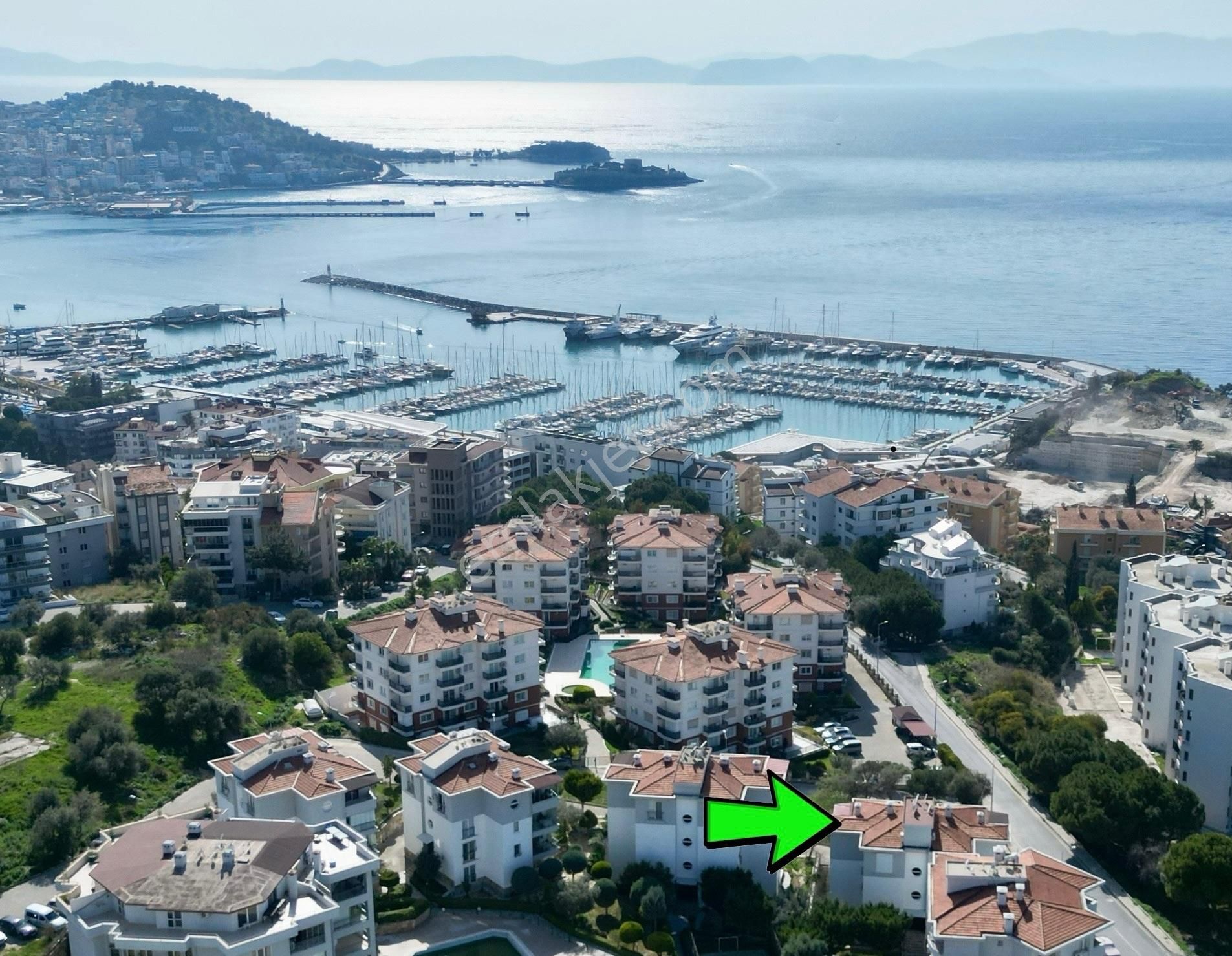 Kuşadası Merkezde, Deniz Manzaralı Daire Doğalgazlı,