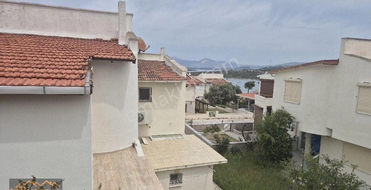 Özgün Gm'den - Çeşme Burcu Sitesinde - Deniz Manzaralı - Sezonluk Kiralık 2+1 Dubleks Villa